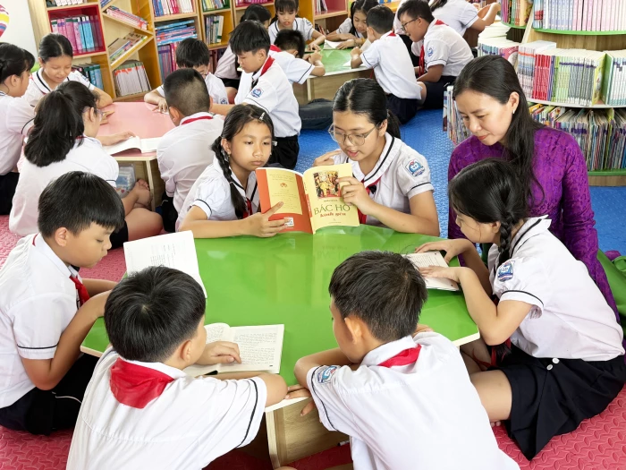 Kể chuyện về Bác bằng tình yêu trẻ thơ