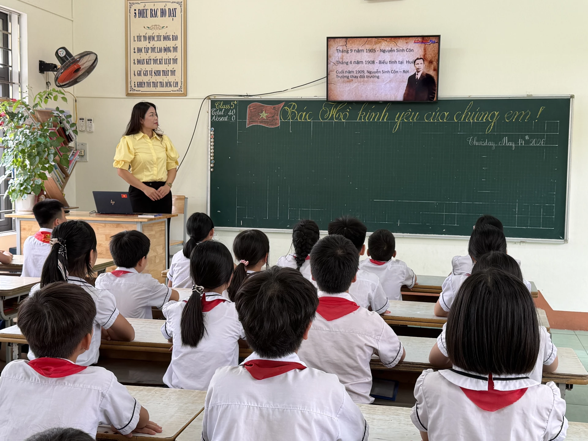 Học sinh chăm chú theo dõi những thước phim tư liệu về Bác Hồ - Ảnh: Nh.V