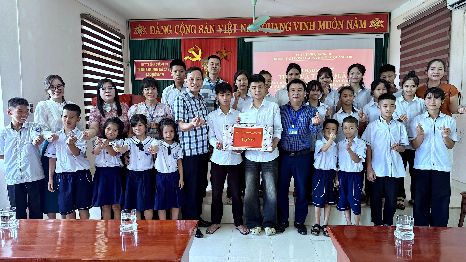 Sở Y tế Quảng Trị thăm và tặng quà cho trẻ em tại Trung tâm Công tác xã hội Bắc Quảng Trị - Ảnh: Quang Ngọc