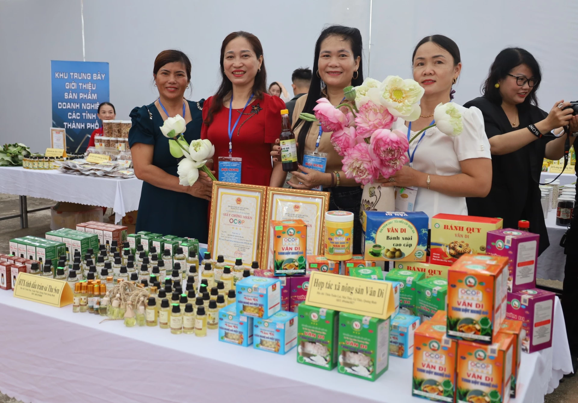  Các hợp tác xã, cơ sở sản xuất tham gia trưng bày, giới thiệu sản phẩm công nghiệp nông thôn tiêu biểu của địa phương - Ảnh: H.C
