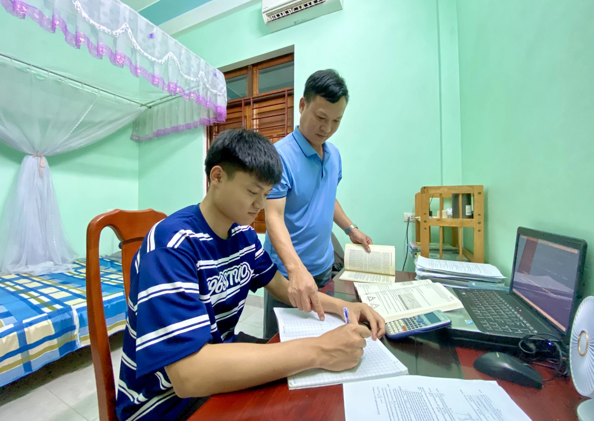 Anh Nguyễn Hoàng Gia, xã Quảng Ninh luôn đồng hành cùng con trong quá trình ôn thi - Ảnh: H.N 