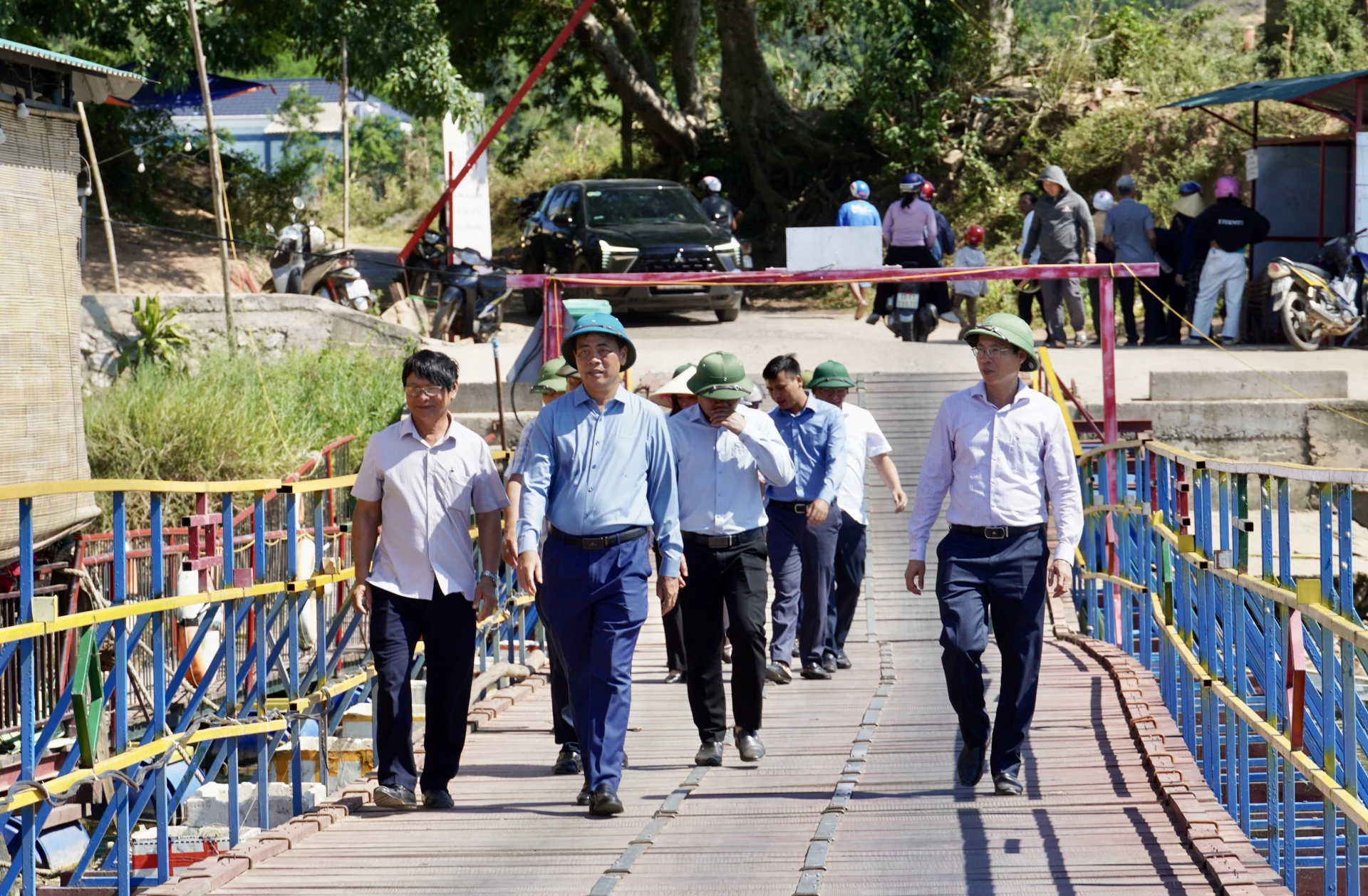 Đồng chí Nguyễn Đăng Quang, Phó Bí thư Tỉnh ủy, Chủ tịch HĐND tỉnh cùng các thành viên trong đoàn khảo sát cầu phao bắc qua sông Son - Ảnh: H.N