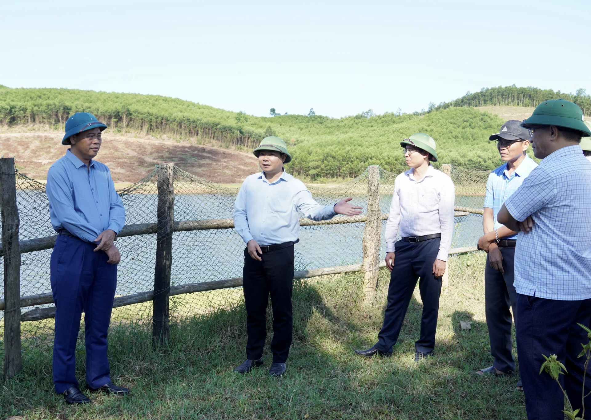 Đồng chí Nguyễn Đăng Quang, Phó Bí thư Tỉnh ủy, Chủ tịch HĐND tỉnh cùng các thành viên trong đoàn khảo sát hồ chứa nước Lục Cục - Ảnh: H.N