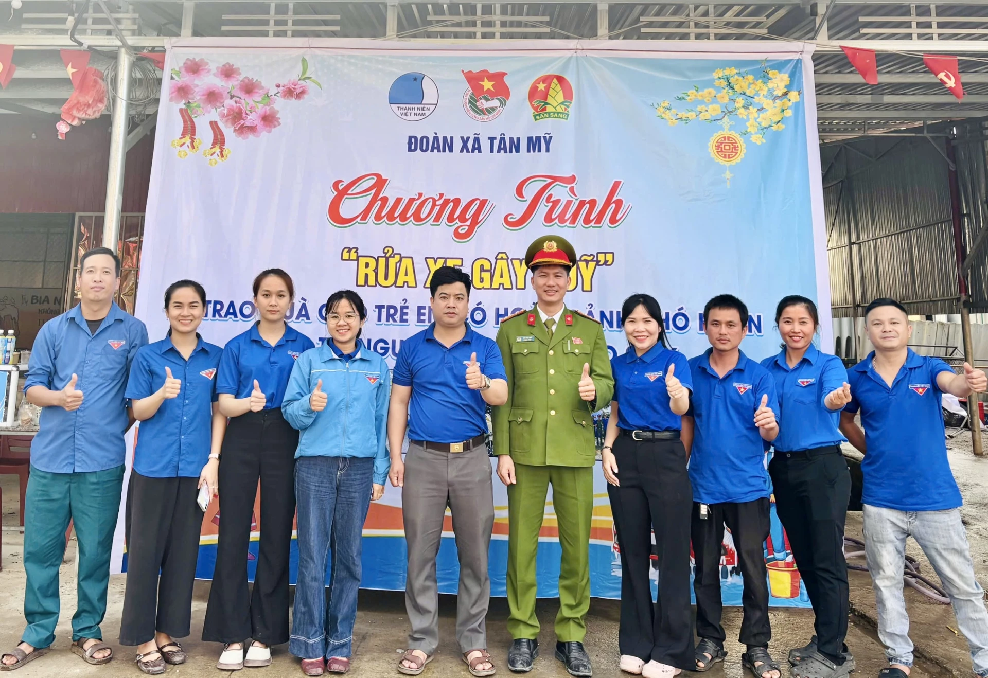 Chương trình Rửa xe gây quỹ của tuổi trẻ xã Tân Mỹ đã huy động được hơn 30 triệu đồng để trao quà cho thiếu nhi có hoàn cảnh khó khăn - Ảnh: Đ.V