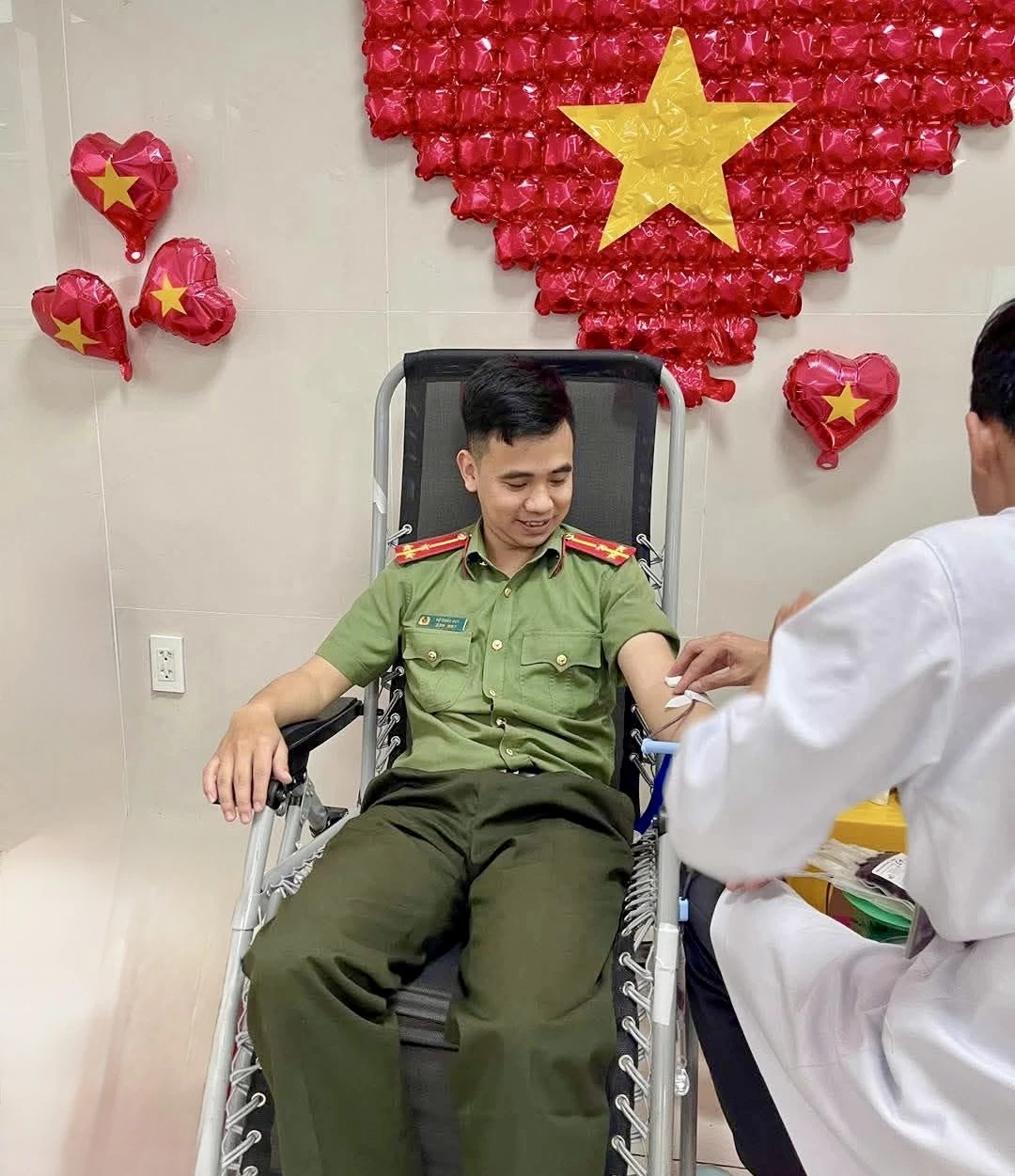 Nhờ sự nhanh chóng, khẩn trường của thượng úy Võ Quốc Huy, bà Hoàng Thị Khuyến đã được hỗ trợ máu kịp thờii và qua cơn nguy kịch-Ảnh: T.A