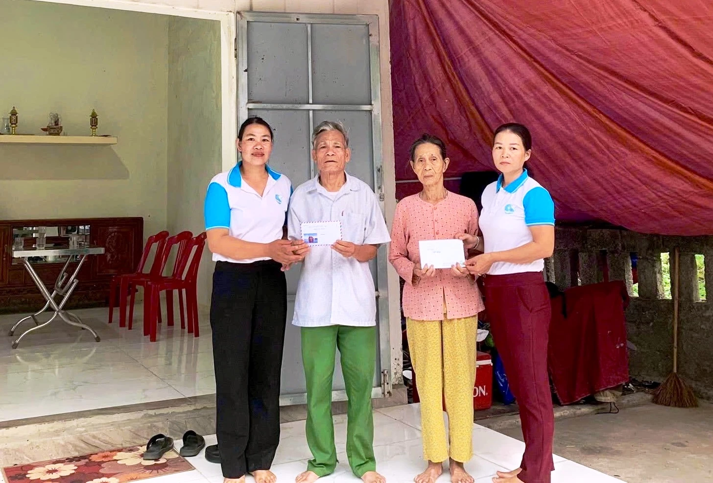 Những phần quà nghĩa tình được Hội Liên hiệp Phụ nữ xã Tân Mỹ trao tận tay các gia đình khó khăn, tiếp thêm động lực để họ vươn lên trong cuộc sống-Ảnh: T.A