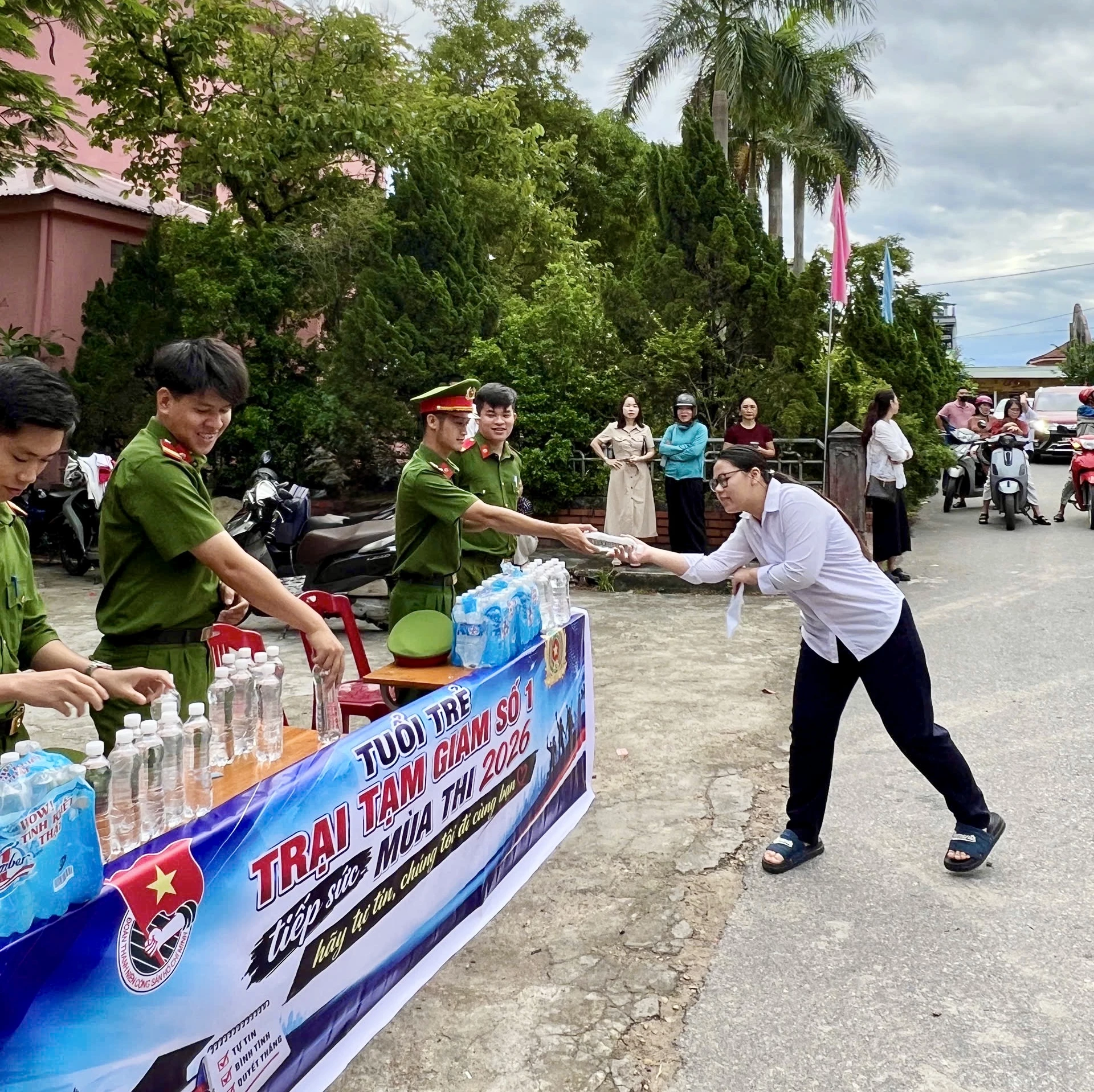 Phát nước uống miễn phí cho thí sinh-Ảnh: T.A

