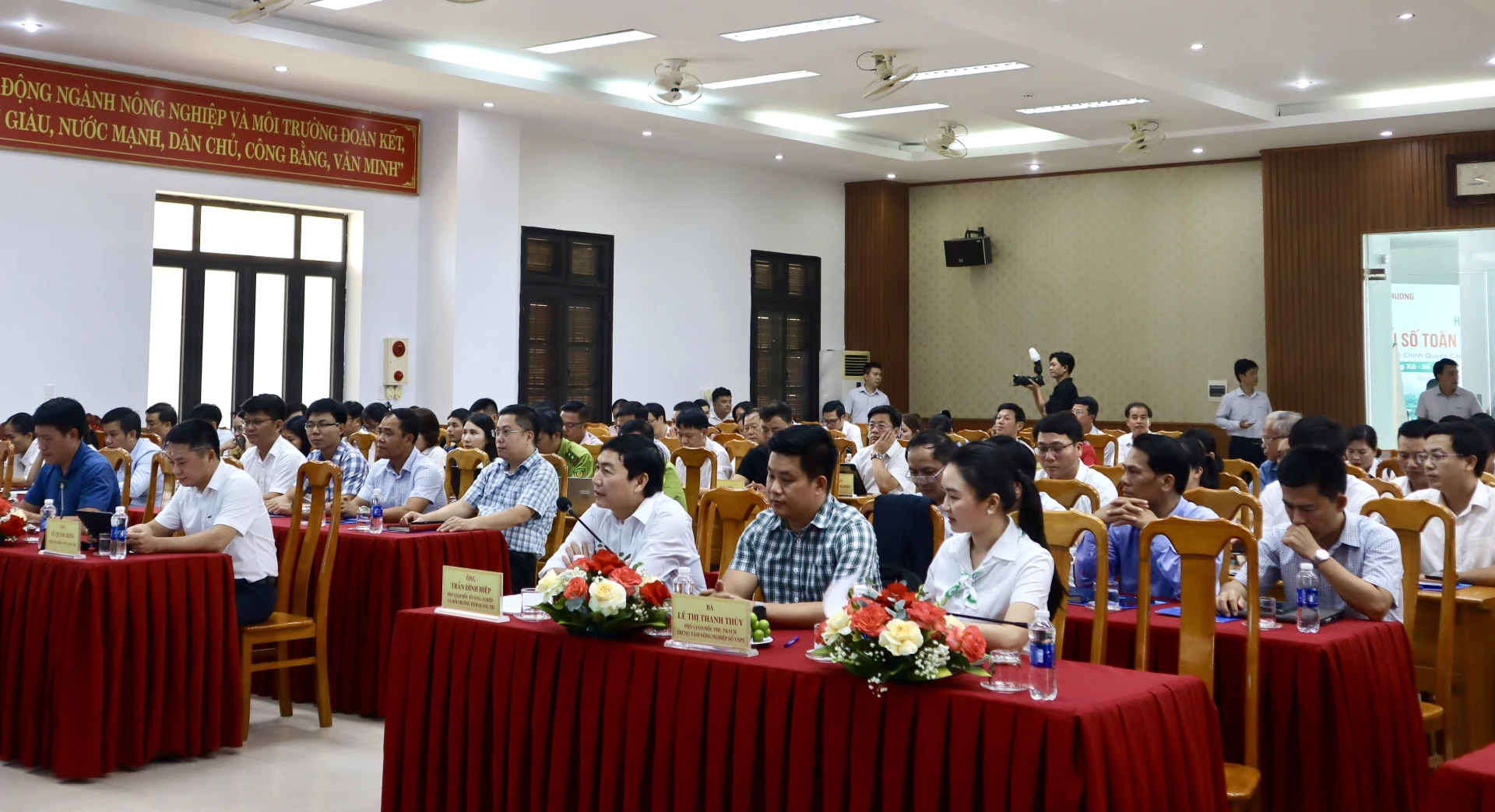 Các đại biểu dự hội nghị - Ảnh: H.N