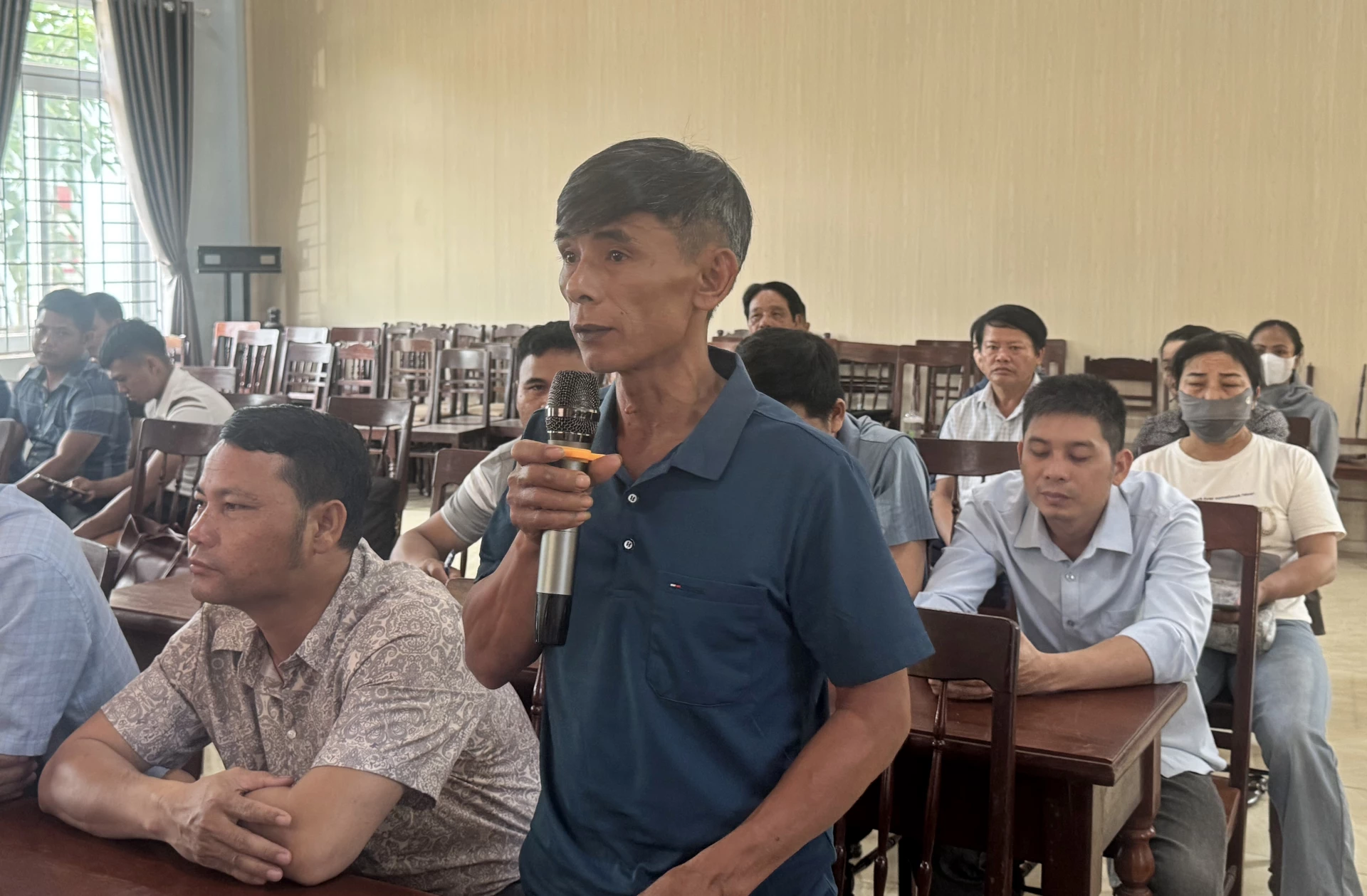 Cử tri xã Bến Quan phát biểu tại buổi tiếp xúc cử tri - Ảnh: Mai Linh