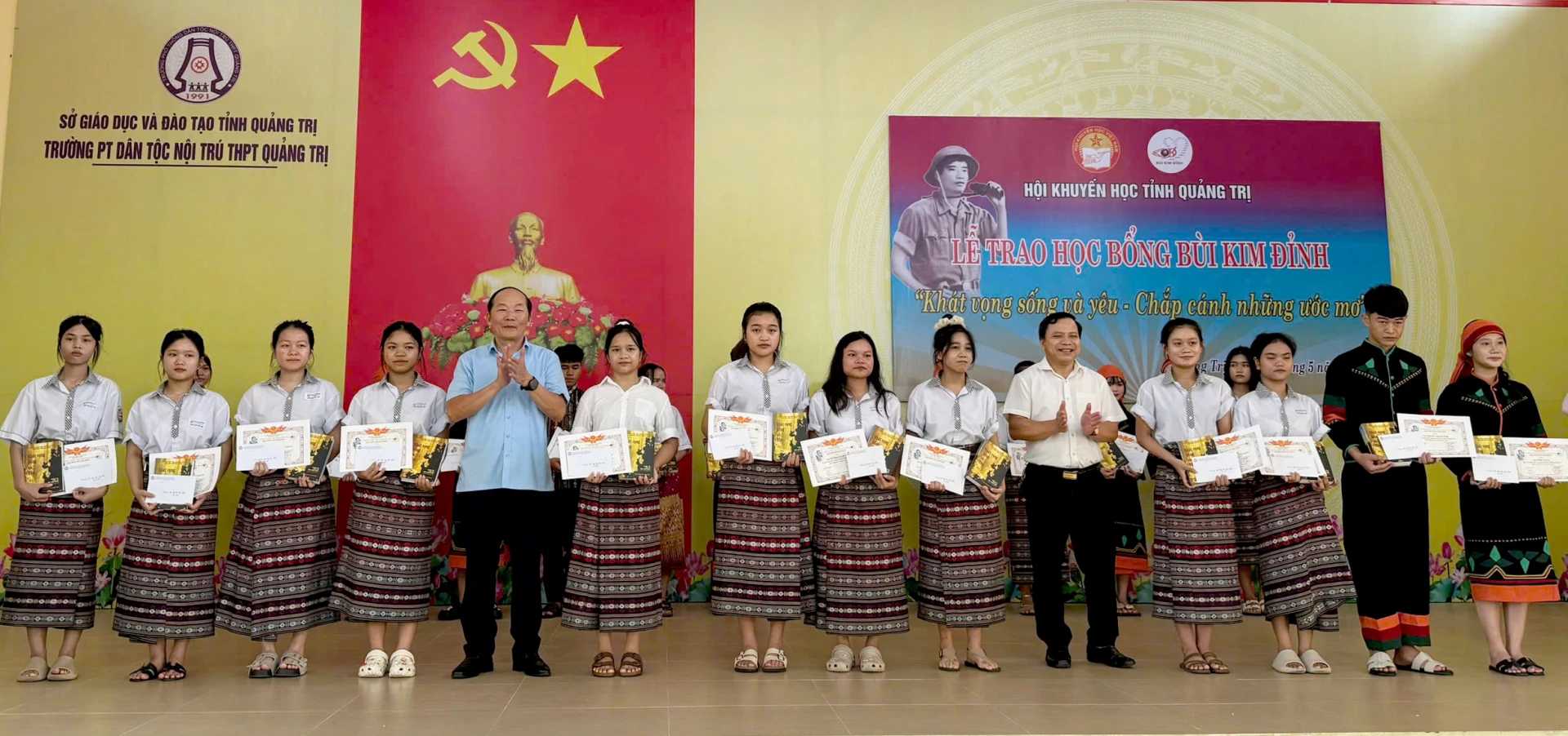 Hội Khuyến học tỉnh cùng các cấp hội cơ sở đã trao hàng nghìn suất học bổng, khen thưởng, vinh danh cho học sinh - Ảnh: T.L
