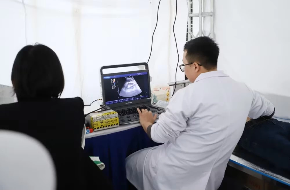 Bác sỹ thực hiện kỹ thuật siêu âm. (Ảnh: PV/Vietnam+)