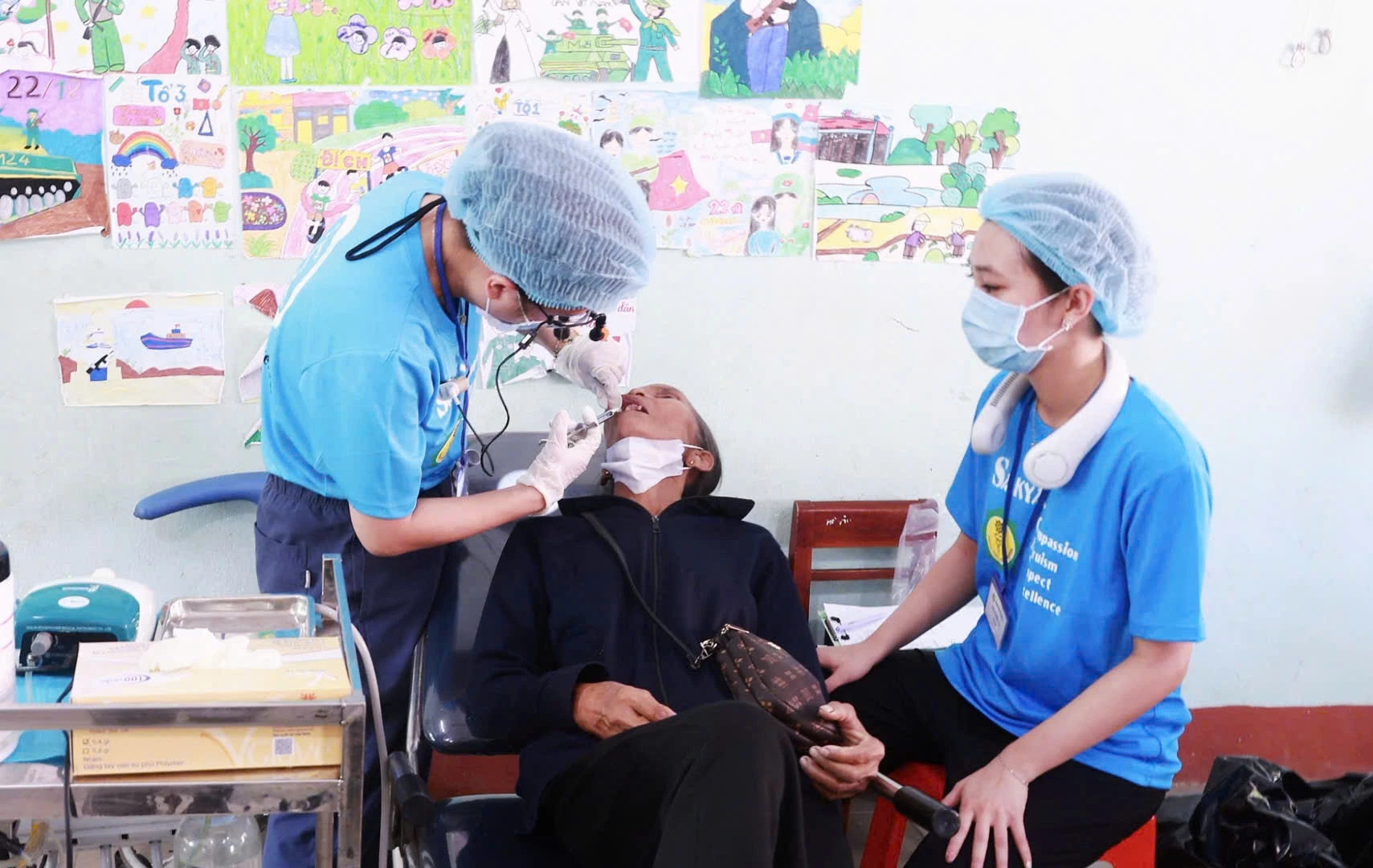 Bác sĩ nha khoa đến từ Bệnh viện Trung ương Huế khám răng cho một bệnh nhân lớn tuổi ở Hướng Hiệp - Ảnh: K.S