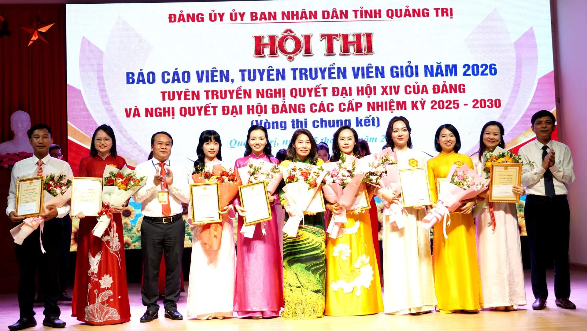 Đại diện Ban Tổ chứctrao giải khuyến khích cho các báo cáo viên - Ảnh: H.Tr.