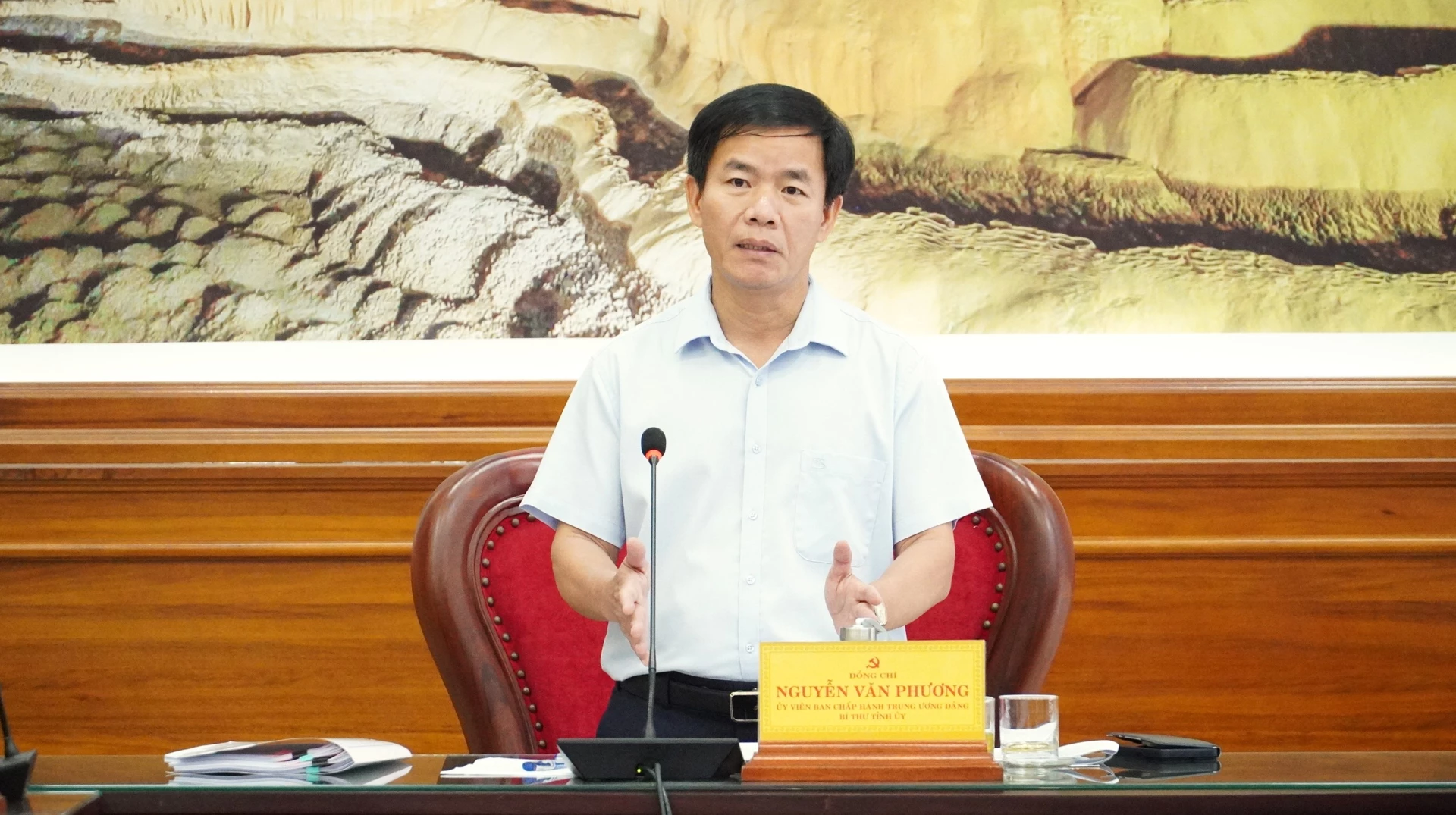 Đồng chí Nguyễn Văn Phương, Bí thư Tỉnh ủy yêu cầu các sở, ngành tăng cường công tác phối hợp trong xử lý các dự án khó khăn, vướng mắc, tồn đọng kéo dài - Ảnh: Q.V