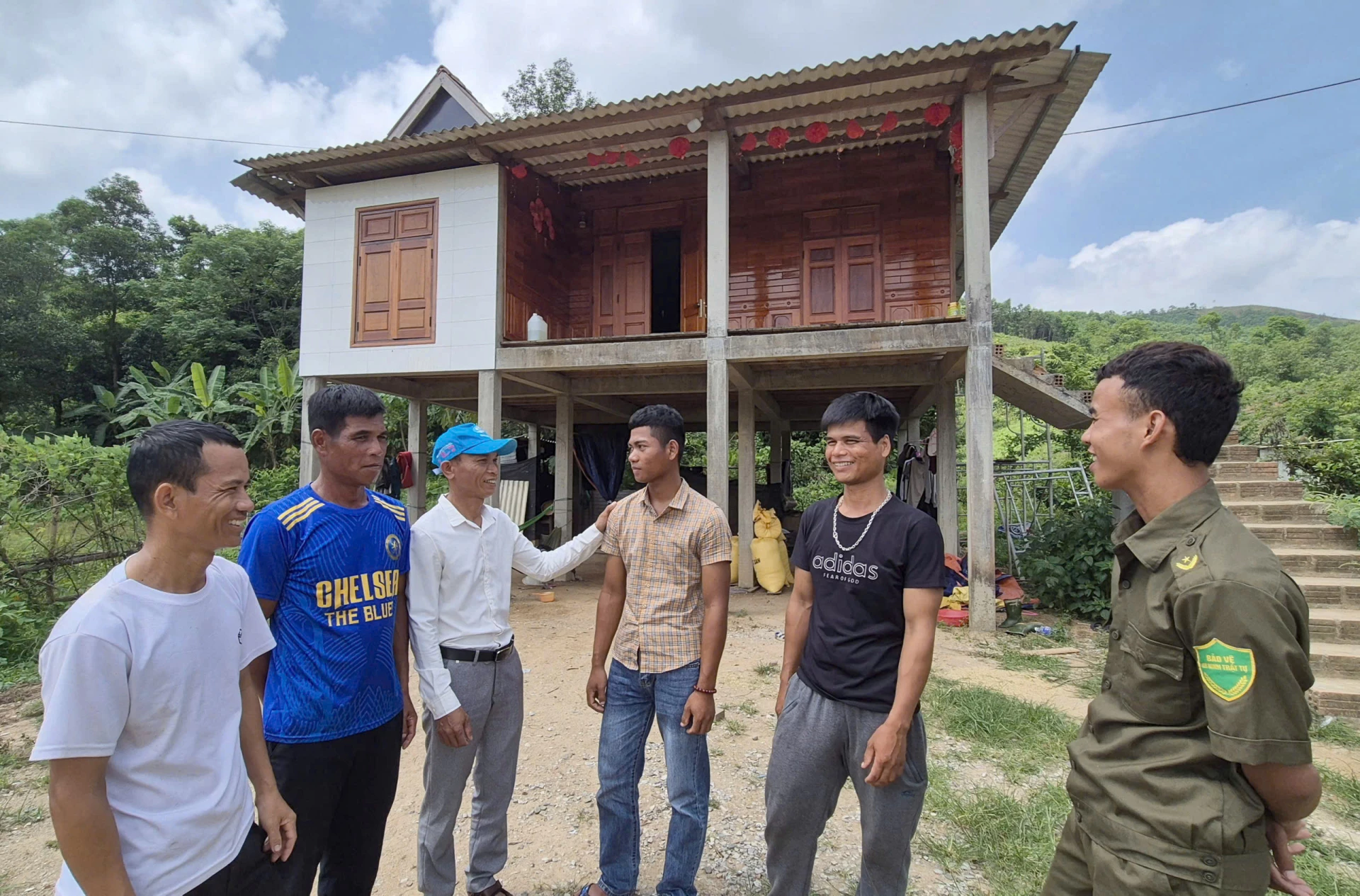 Tuyên truyền pháp luật về an toàn giao thông, ma túy và phòng, chống cháy rừng cho người dân thôn Khe Luồi - Ảnh: K.S