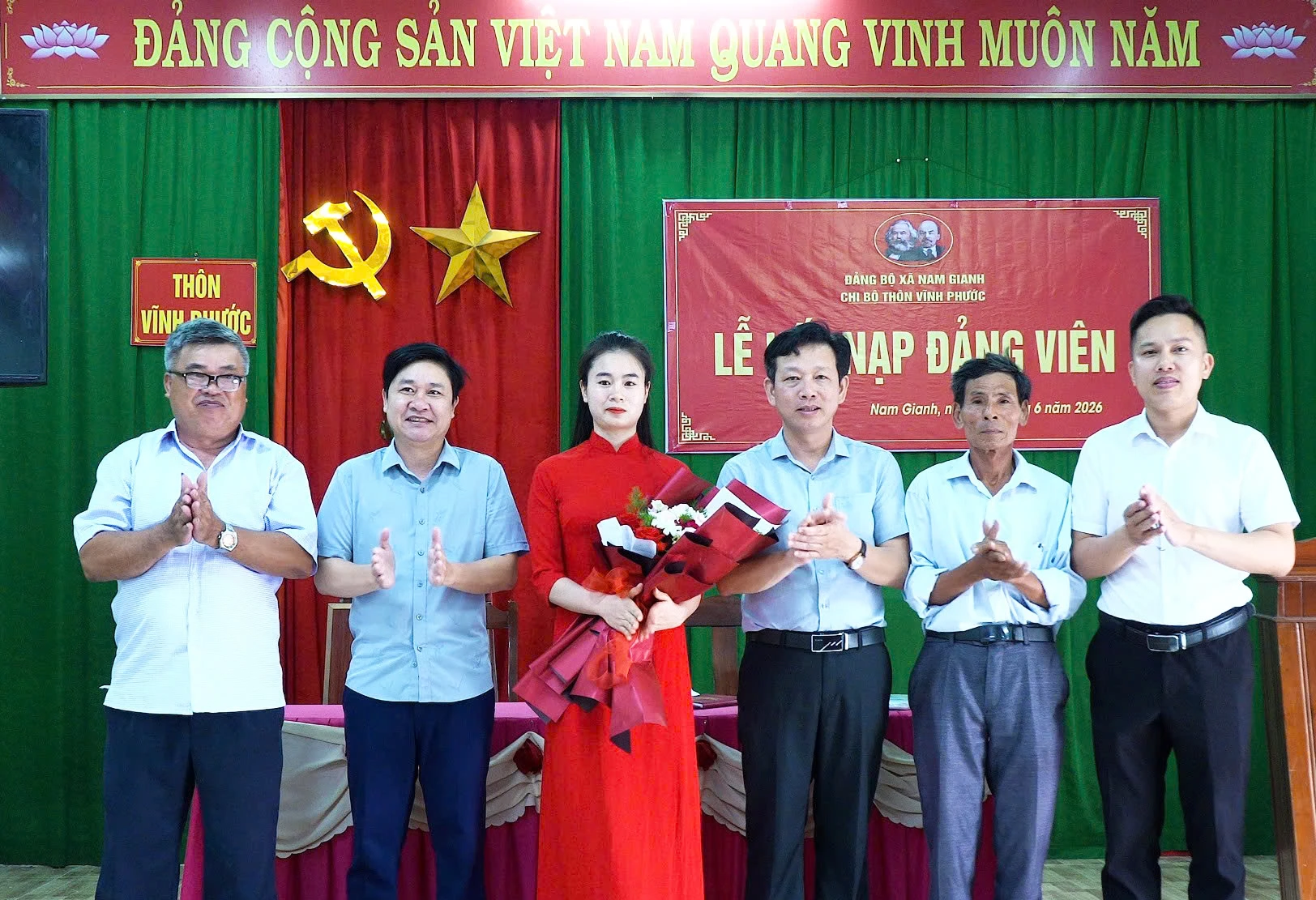 Chi bộ thôn Vĩnh Phước, Đảng bộ xã Nam Gianh kết nạp đảng viên mới - Ảnh: X.P