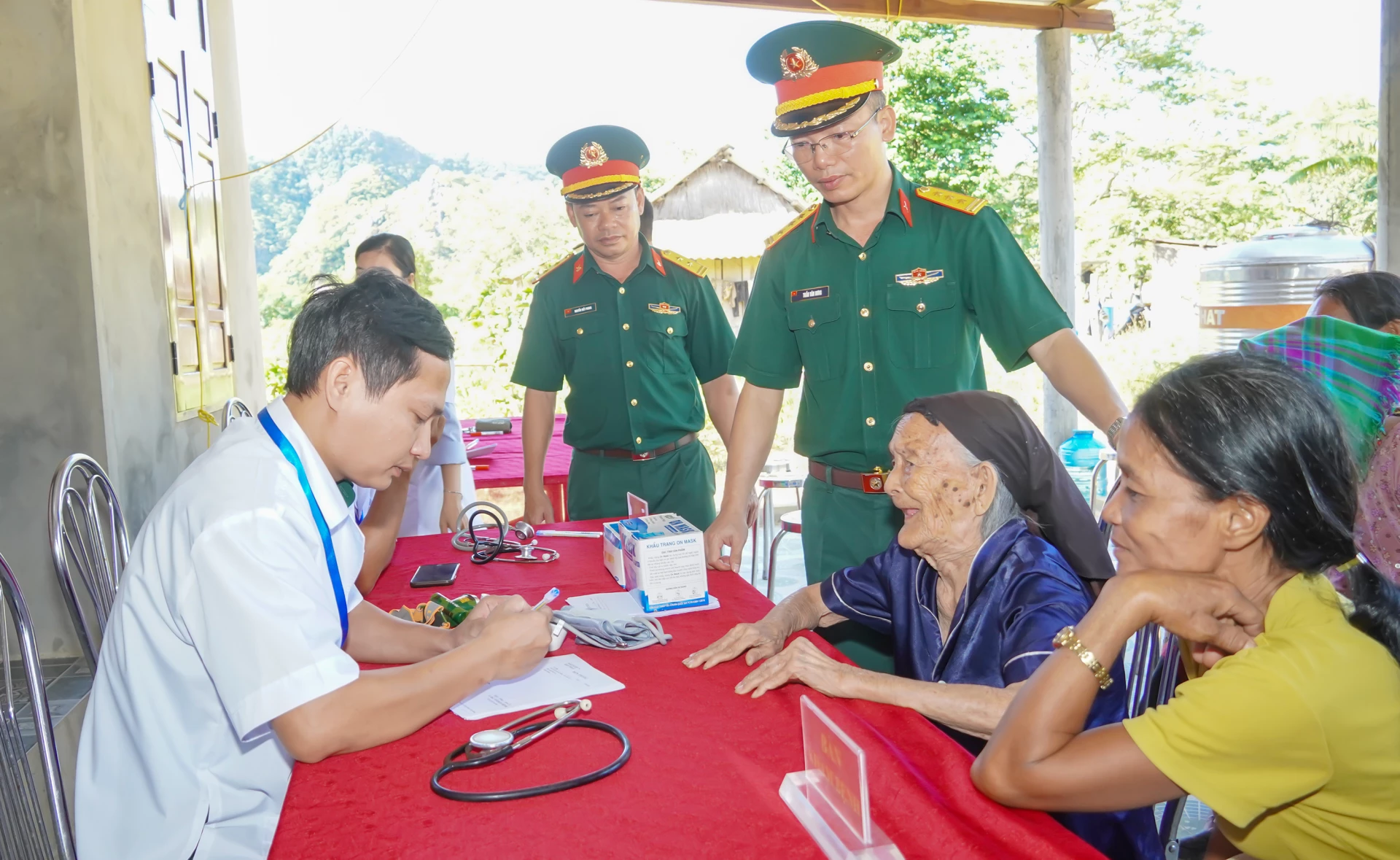 Khám bệnh, cấp thuốc, tư vấn sức khỏe cho Nhân dân cụm Còi, bản Còi Đá - Ảnh: N.H