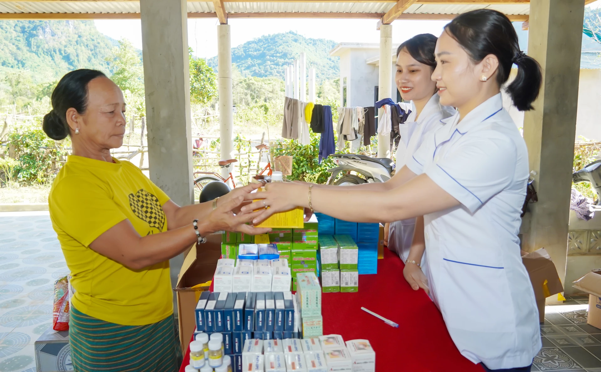 Khám bệnh, cấp thuốc, tư vấn sức khỏe cho Nhân dân cụm Còi, bản Còi Đá - Ảnh: N.H