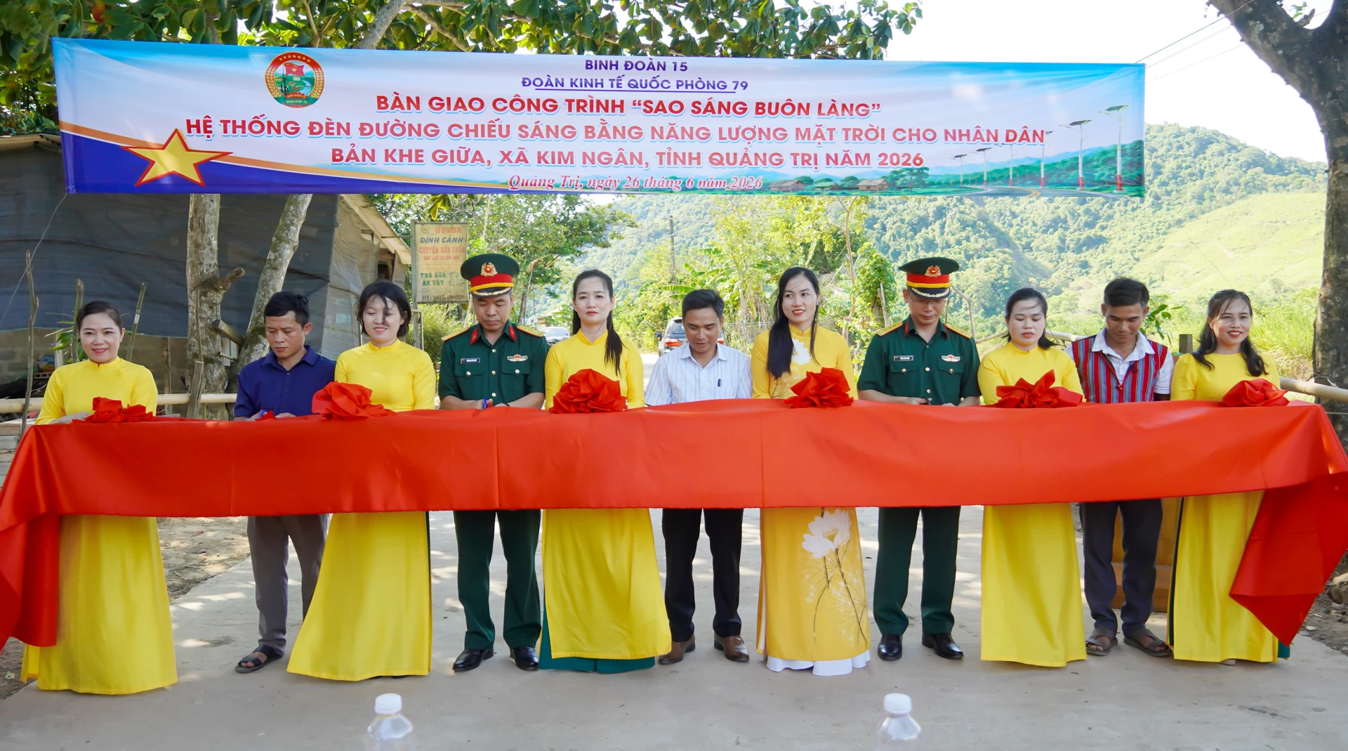 Các đại biểu cắt băng bàn giao công trình “Sao sáng buôn làng” tại bản Khe Giữa - Ảnh: N.H