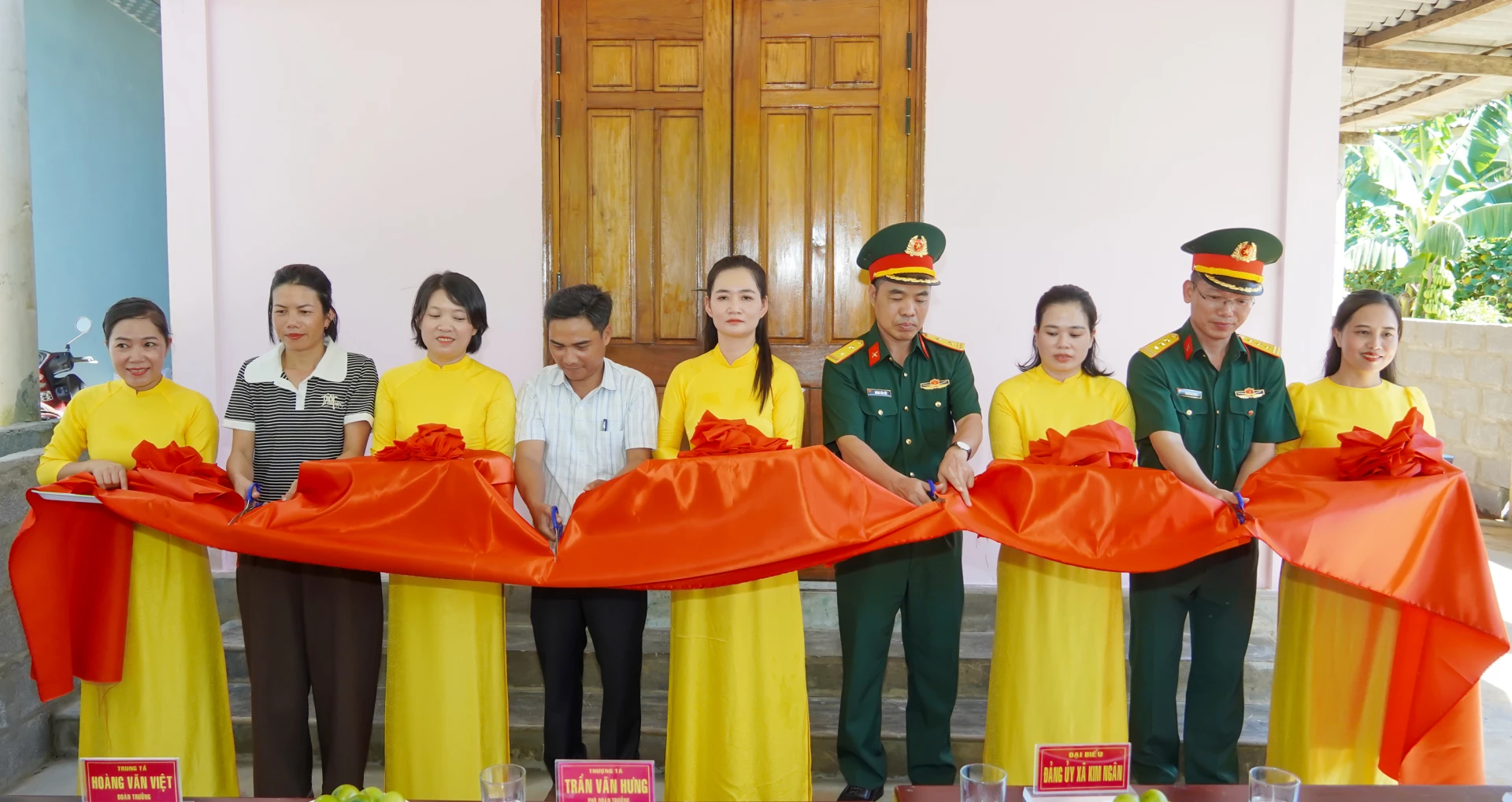 Các đại biểu cắt băng khánh thành Nhà đồng đội  - Ảnh: N.H