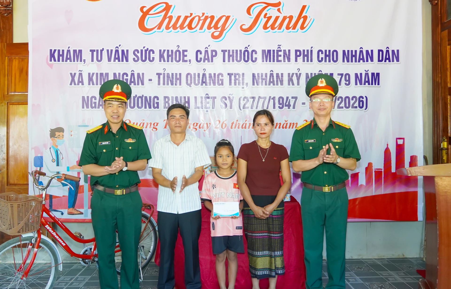 Đoàn Kinh tế-Quốc phòng 79 trao tặng kinh phí, hiện vật cho em Hồ Thị Phương Thảo -Ảnh: N.H