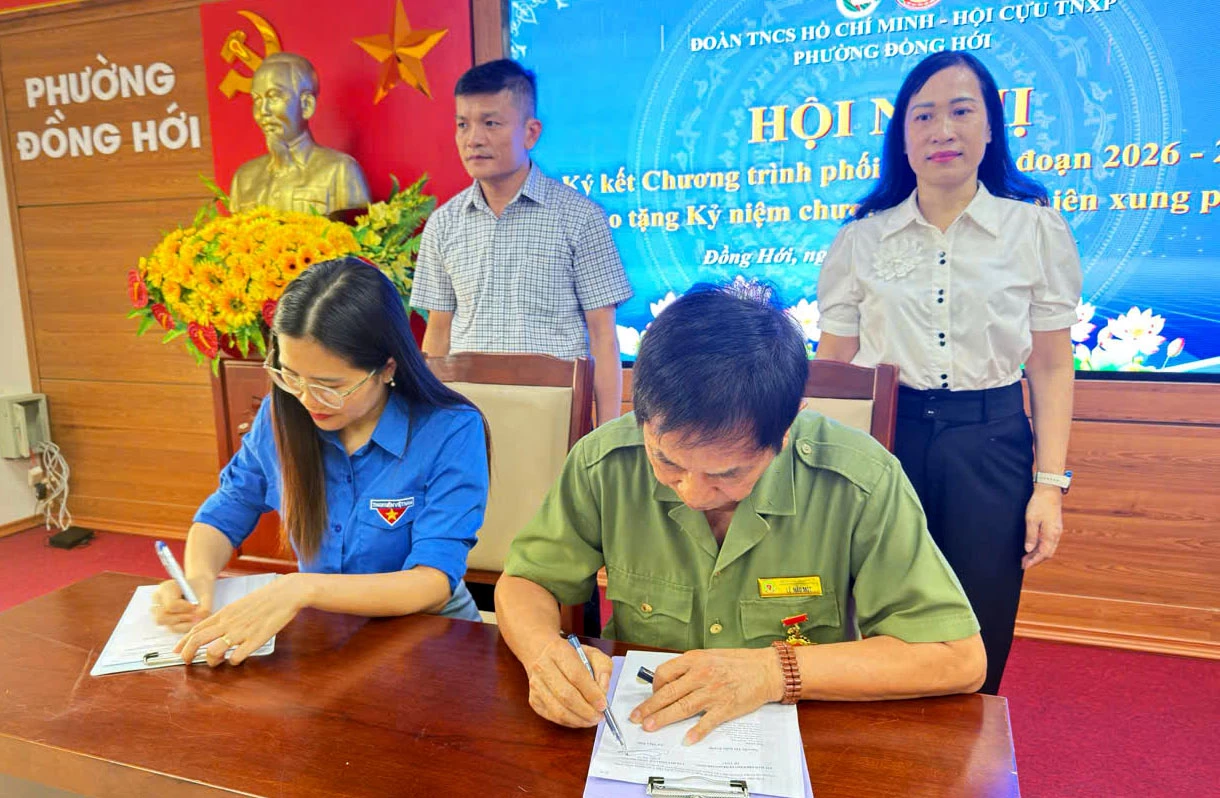 Đại diện lãnh đạo Đoàn Thanh niên phường Đồng Hới và Hội Cựu Thanh niên xung phong phường ký kết chương trình phối hợp - Ảnh: P.V.