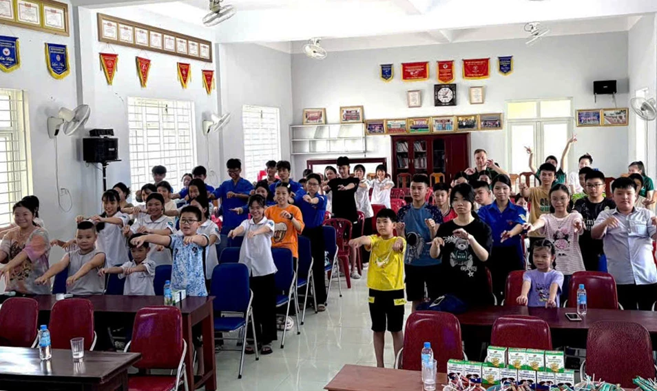 Các em học sinh được trang bị kiến thức và kỹ năng về phòng, chống đuối nước - Ảnh: P.V
