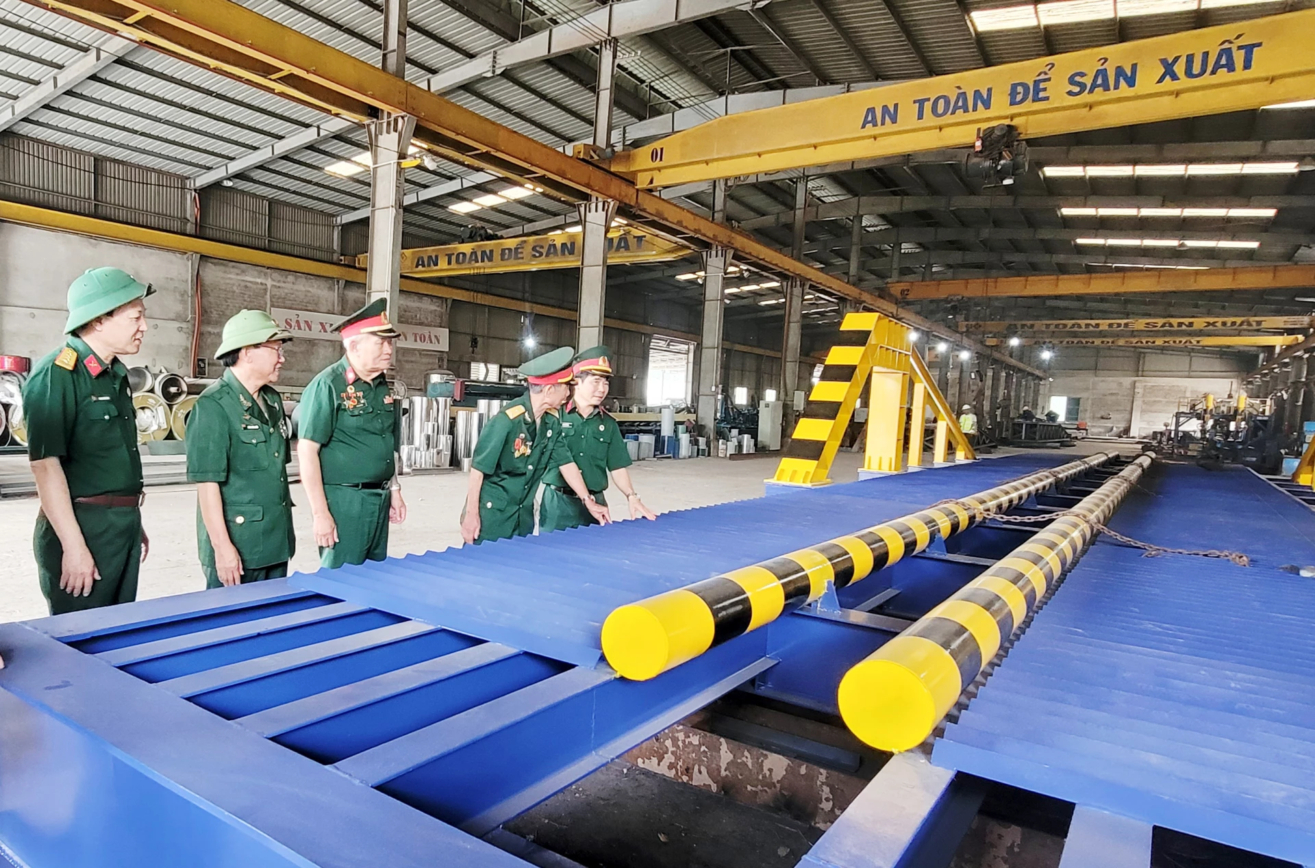 Thăm Nhà máy sản xuất chế tạo kết cấu thép của cựu chiến binh Đoàn Xuân Luyến - Ảnh: T.L