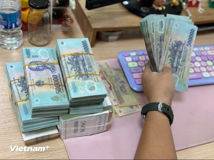 Tiền nhàn rỗi đổ vào ngân hàng, tiền gửi dân cư tăng kỷ lục