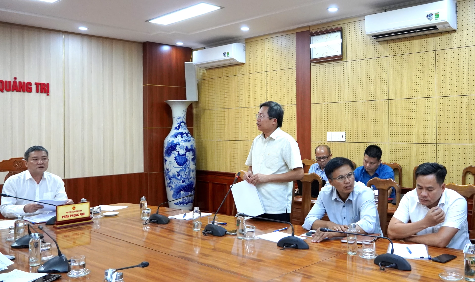 Đại diện Ban Quản lý Dự án Đầu tư xây dựng tỉnh báo cáo tình thực hiện các dự án - Ảnh: H.Tr