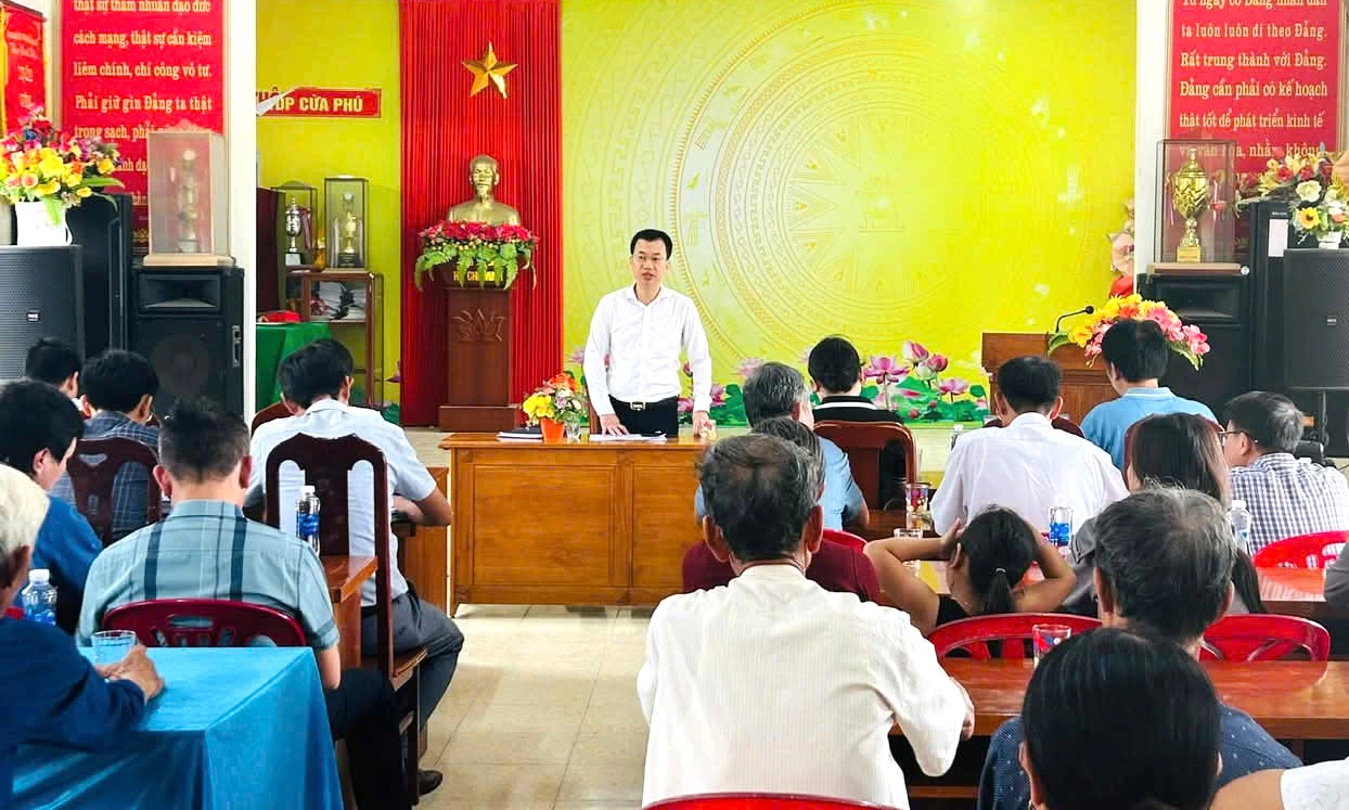 Đại diện lãnh đạo phường Đồng Hới trao đổi, lắng nghe nguyện vọng của các hộ dân - Ảnh: P.V.