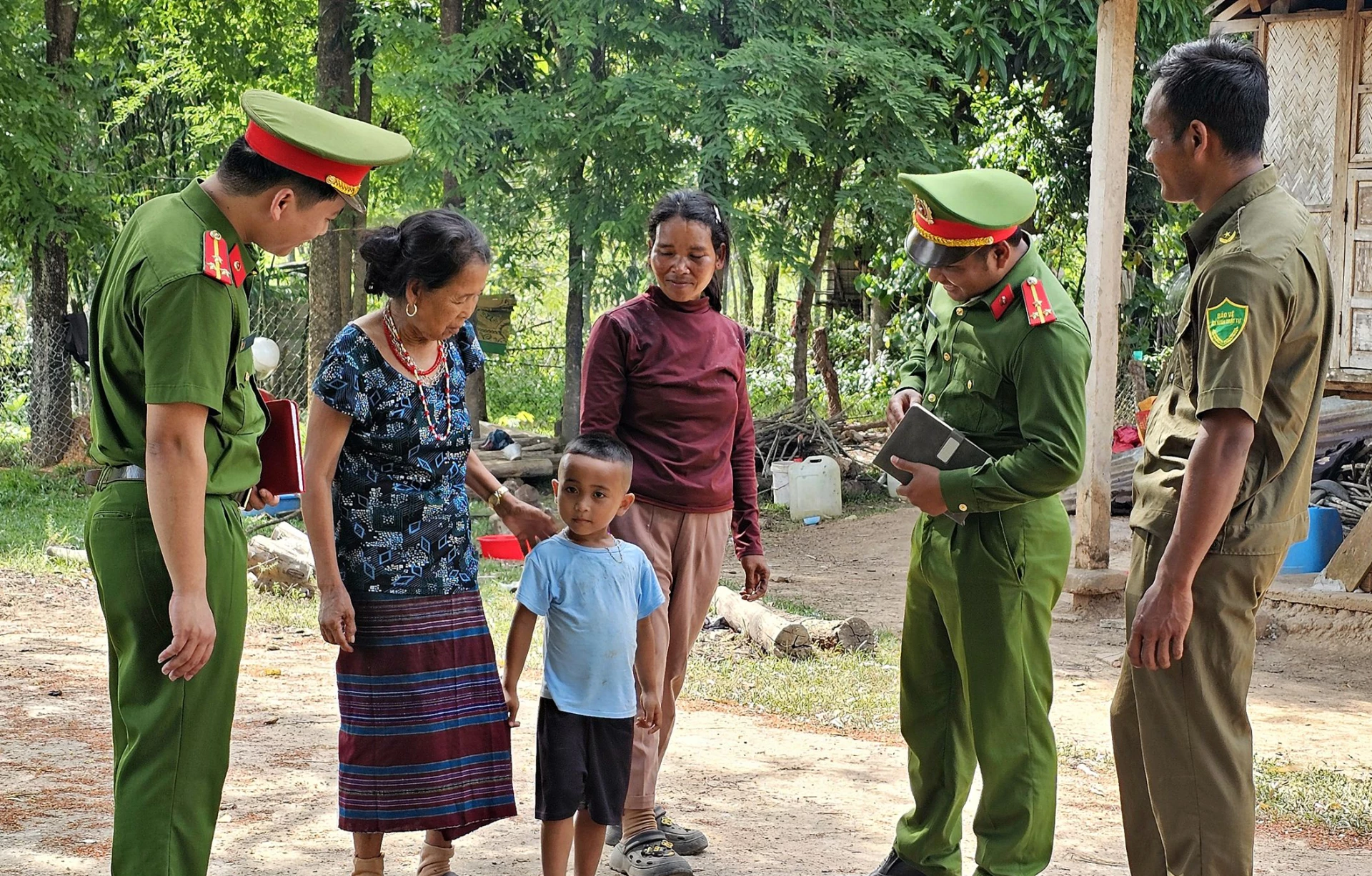 Mô hình “Giữ gìn an ninh trật tự thôn bản” ở xã Lìa phát huy hiệu quả trong công tác tuyên truyền, vận động Nhân dân tham gia bảo vệ an ninh biên giới - Ảnh: L.A