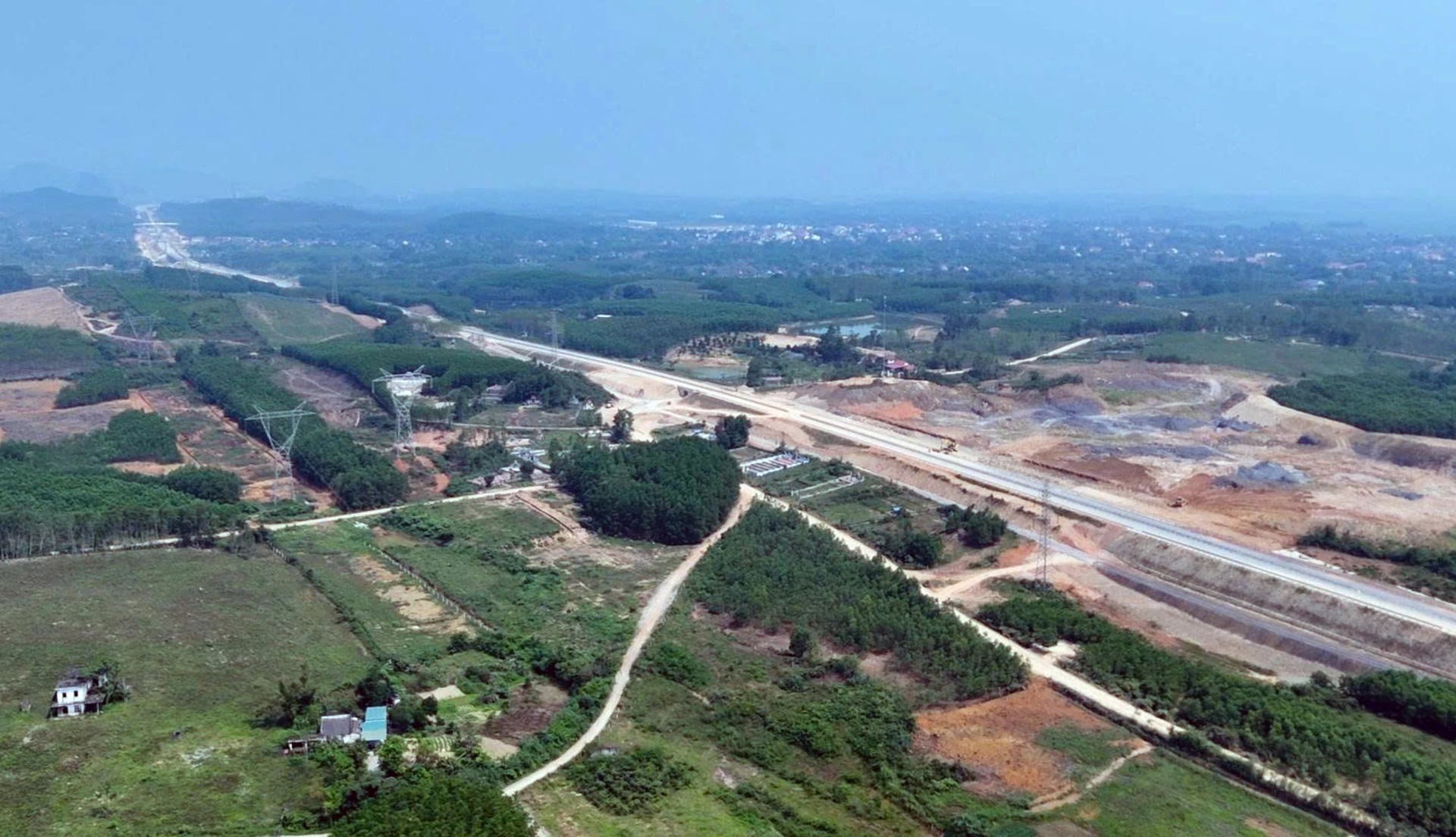 Các ý kiến, kiến nghị của người dân liên quan đến đất đai được Đảng ủy xã Lệ Ninh tiếp nhận và chỉ đạo giải quyết kịp thời - Ảnh: L.C