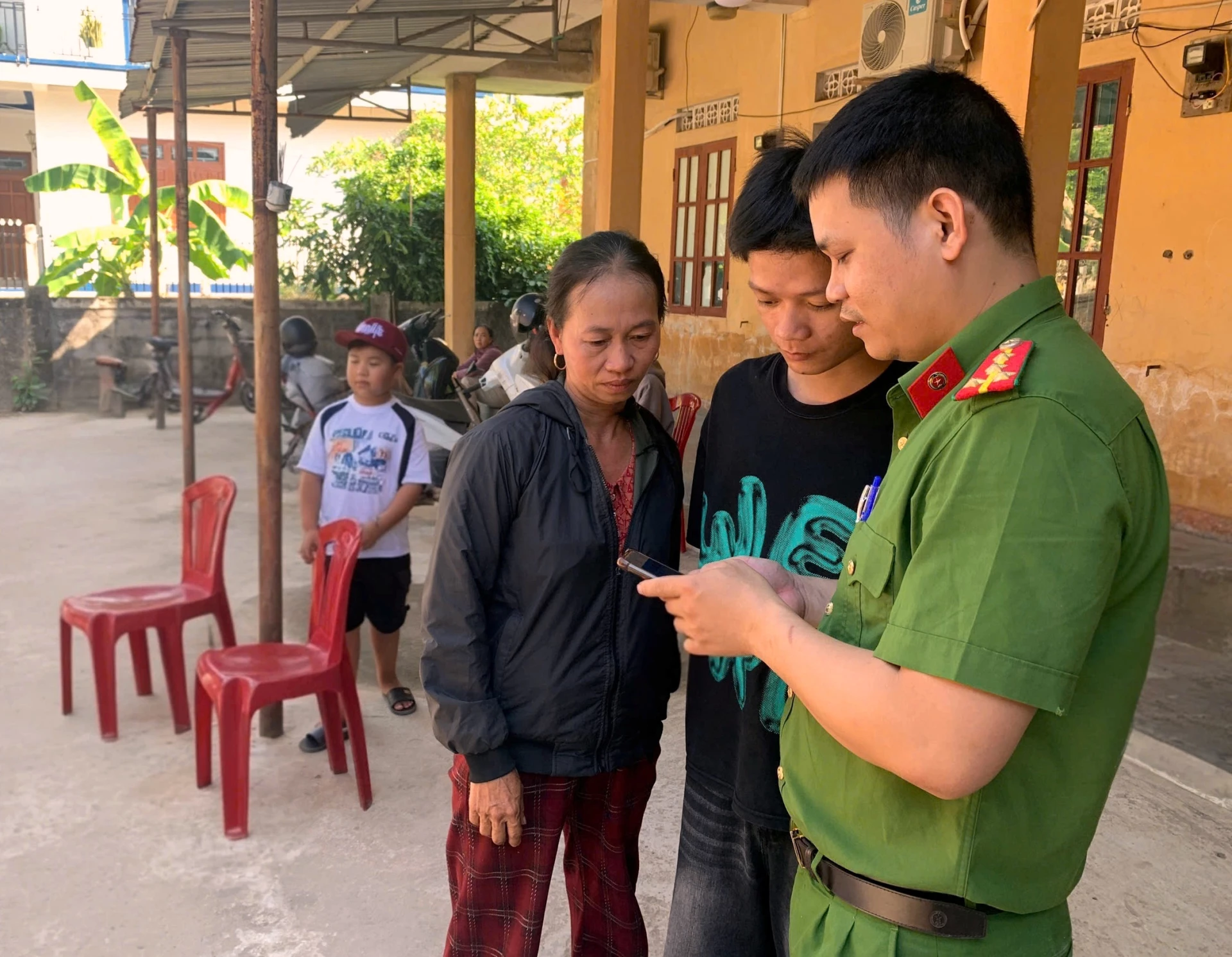 Công an xã Lệ Ninh hướng dẫn người dân cài đặt và sử dụng tài khoản định danh điện tử-Ảnh: L.Chi
