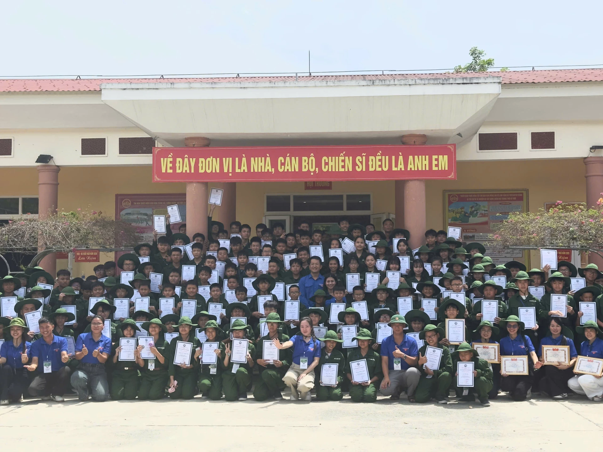 Các đại biểu và học viên chụp ảnh kỷ niệm - Ảnh: Thùy Trang