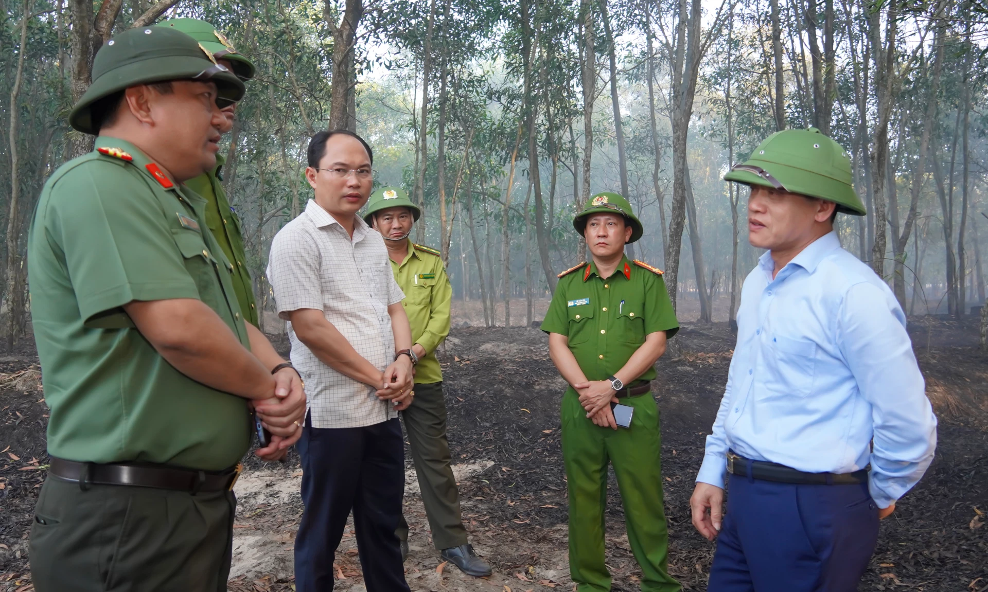 Đồng chí Phó Chủ tịch UBND tỉnh Lê Văn Bảo chỉ đạo công tác chữa cháy rừng tại xã Triệu Cơ - Ảnh: N.H