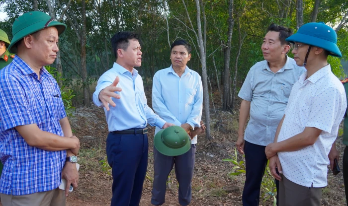 Bố trí lực lượng túc trực nhằm ngăn chặn đám cháy bùng phát trở lại