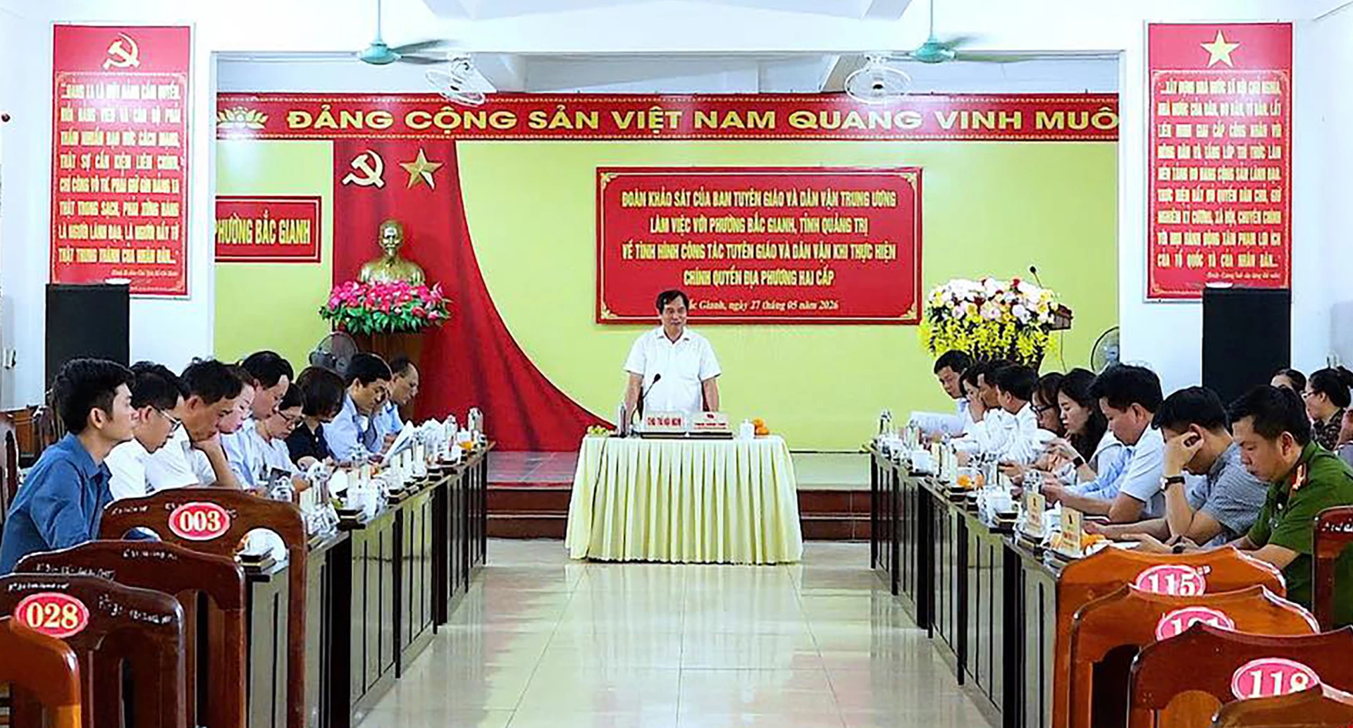 Đoàn khảo sát của Ban Tuyên giáo và Dân vận Trung ương đánh giá cao những kết quả của phường Bắc Gianh sau gần một năm thực hiện chính quyền địa phương 2 cấp - Ảnh: N.M
