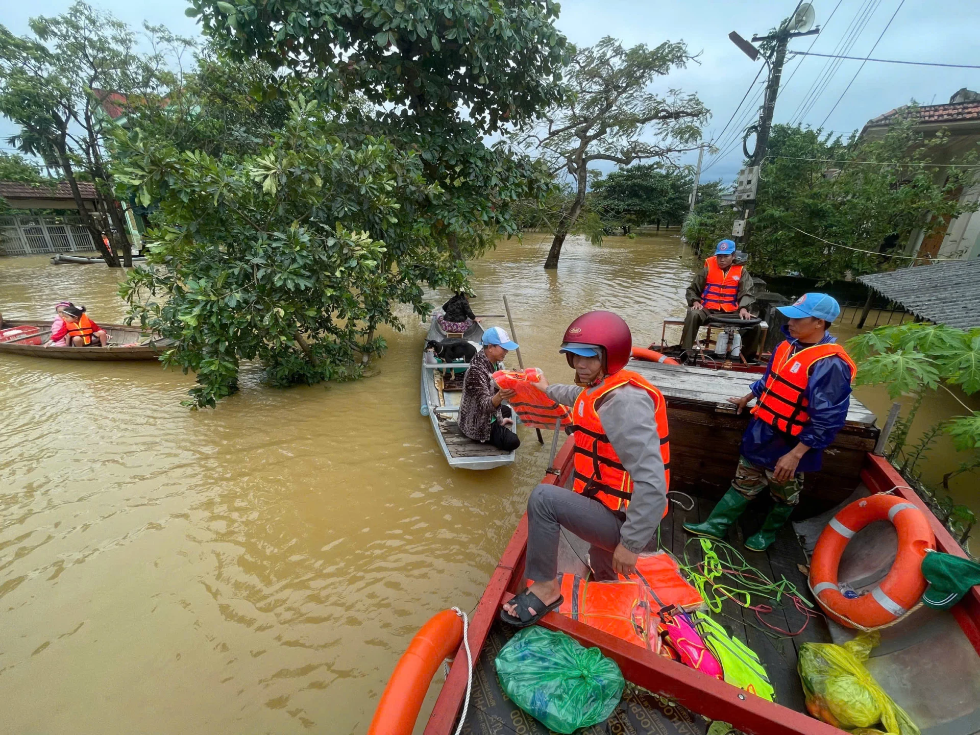 Đội ứng phó thiên tai và thảm họa Lệ Thủy cấp phao cứu sinh cho người dân tại thôn Phú Thọ, xã Lệ Thủy vào năm 2025 - Ảnh: H.N
