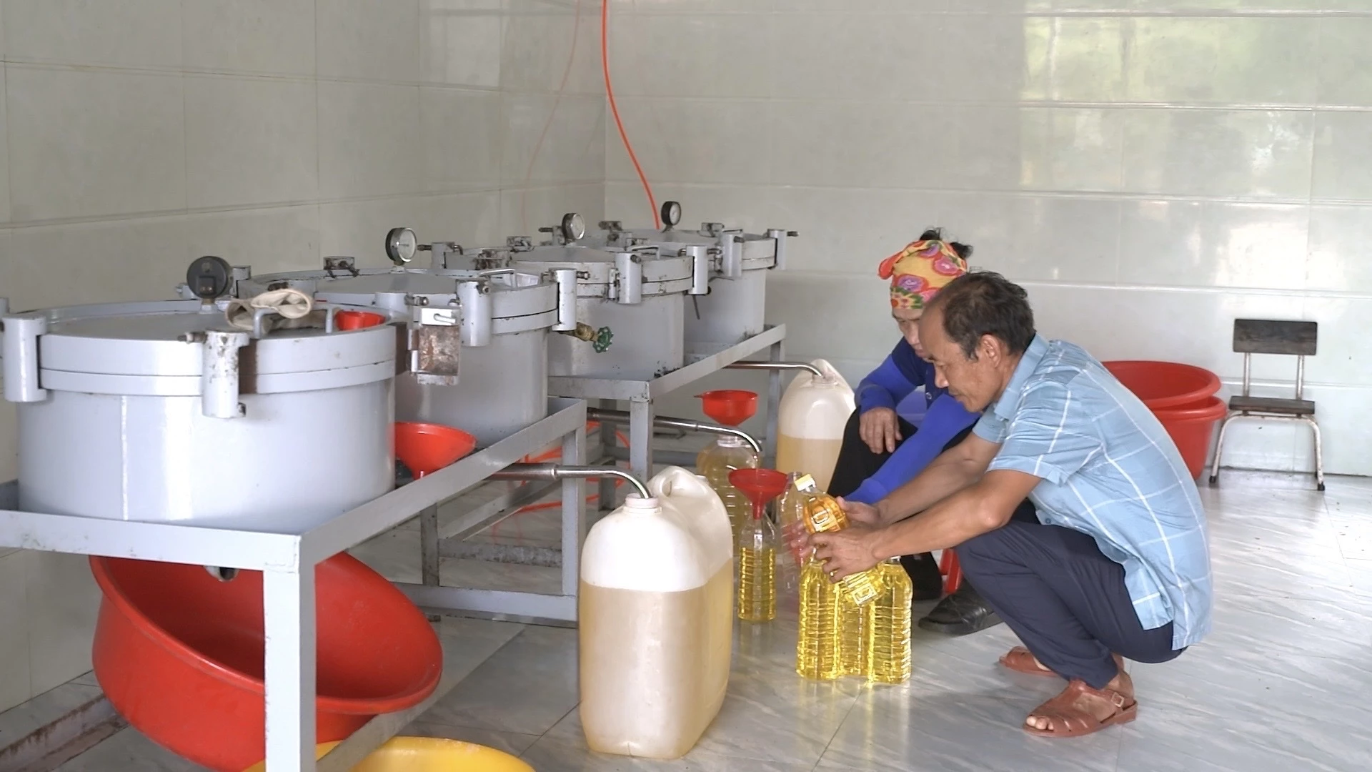Mỗi năm cơ sở dầu lạc Làng An tiêu thụ từ 7- 10 tấn lạc cho người dân địa phương.MH