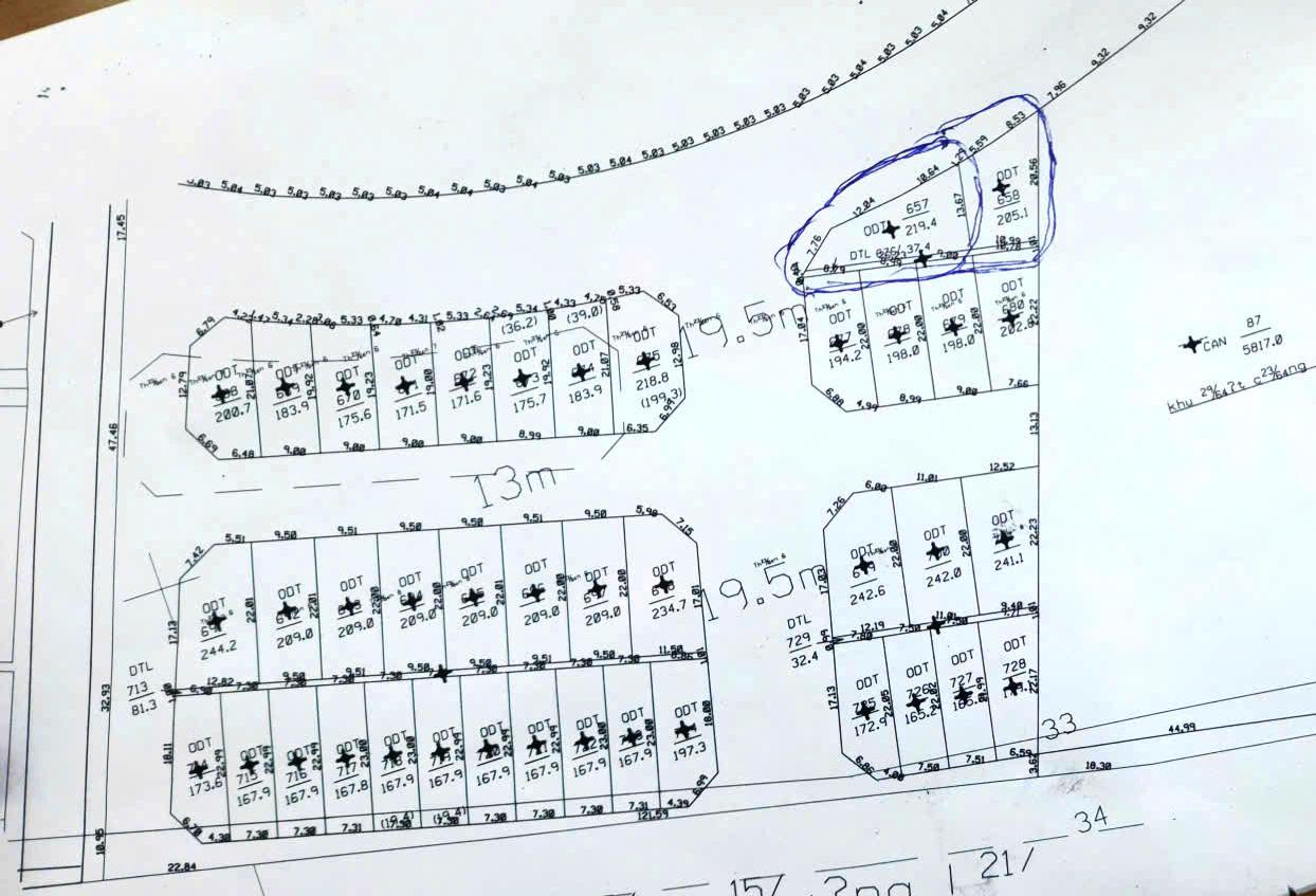 Trong quy hoạch, các lô đất, trong đó có thửa đất của ông Nam (vị trí đánh dấu) đều tiếp giáp với trục đường giao thông - Ảnh: H.A