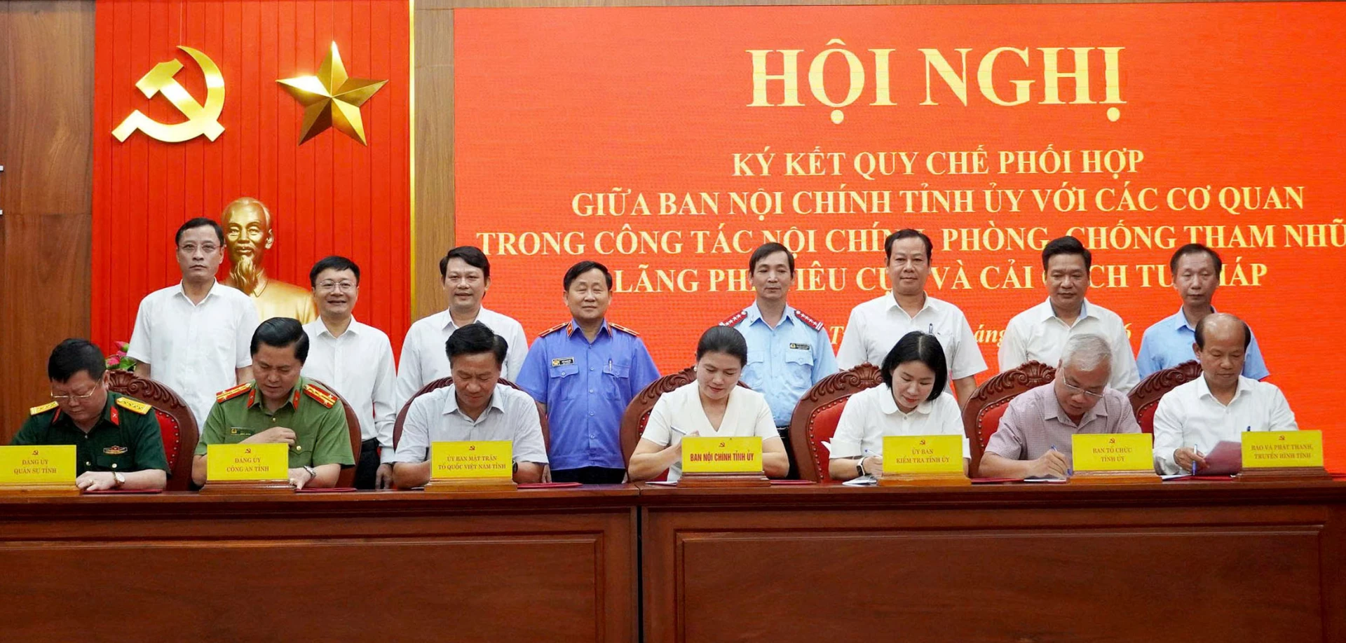 Ký kết quy chế phối hợp giữa Ban Nội chính Tỉnh ủy với các cơ quan, đơn vị về công tác nội chính, phòng, chống tham nhũng, lãng phí, tiêu cực và cải cách tư pháp - Ảnh: T.L