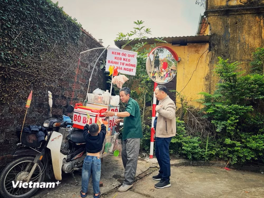 Cha mẹ hãy giúp trẻ em có những ký ức tuổi thơ đẹp đẽ. (Ảnh minh họa: Mai Mai/Vietnam+)