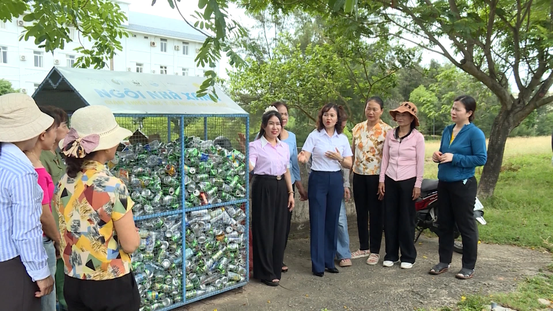 Mô hình “Ngôi nhà xanh” lan tỏa thông điệp bảo vệ môi trường -Ảnh: Thùy Trang