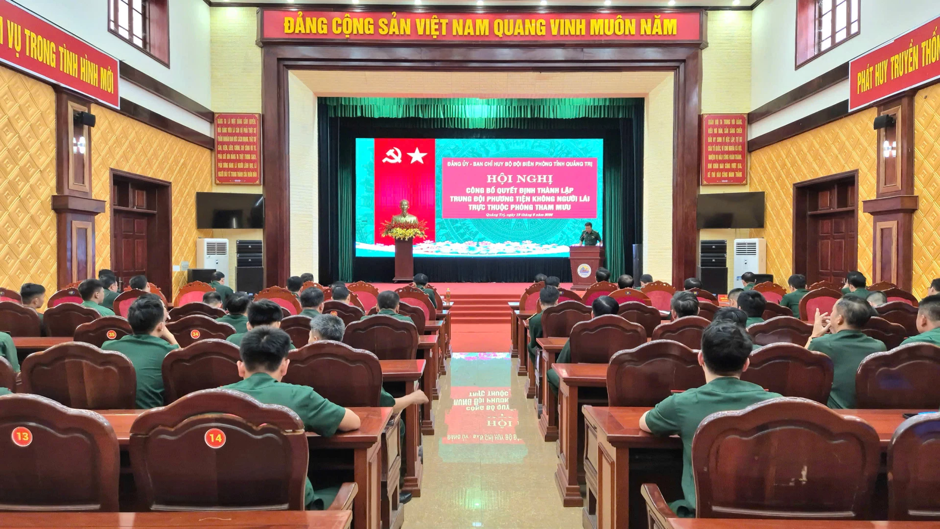 Toàn cảnh buổi trao quyết định tổ chức lại Tổ UAV thành Trung đội Phương tiện không người lái -Ảnh: N.H