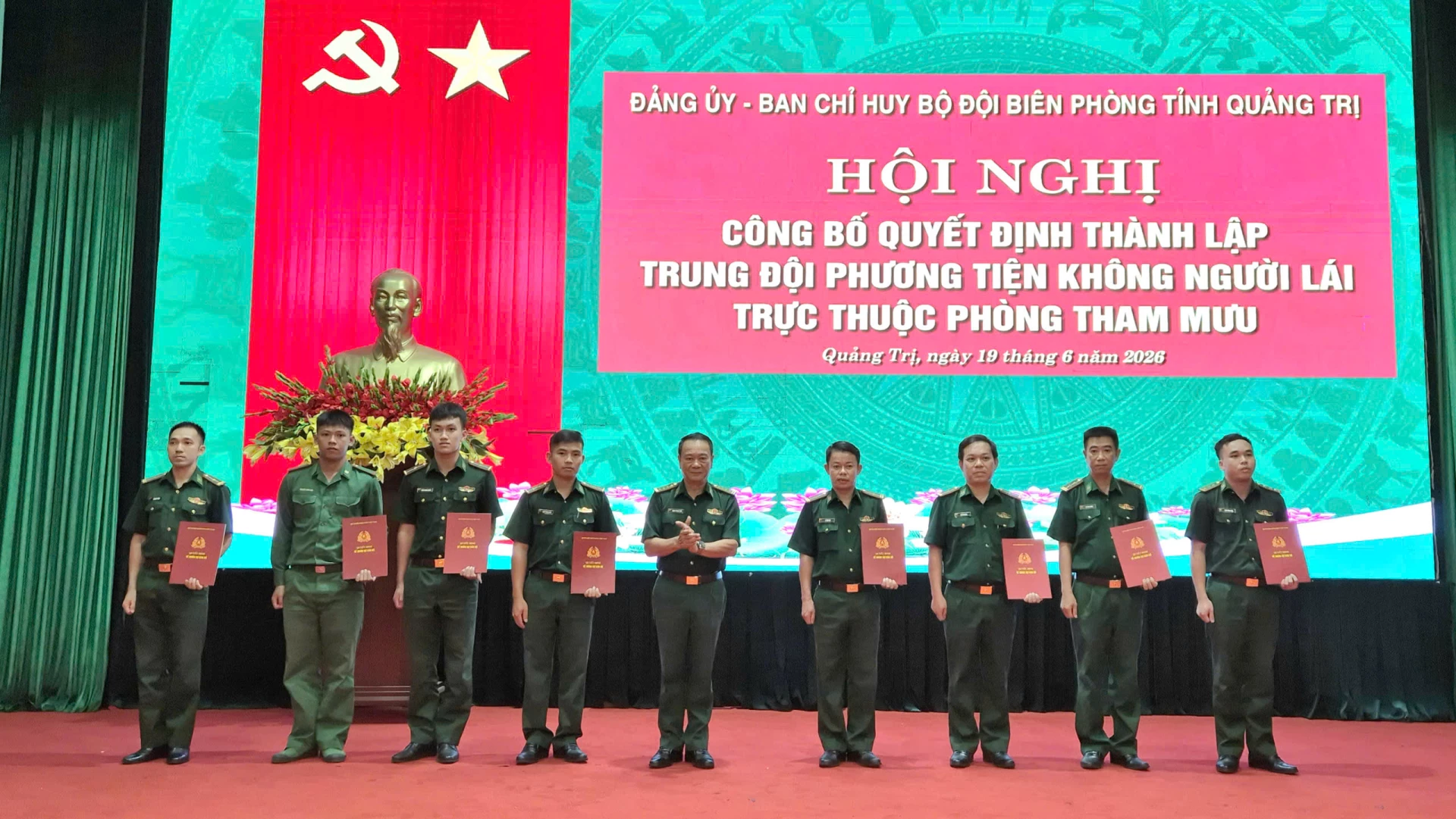 Đại tá Trịnh Thanh Bình, Chỉ huy trưởng Ban Chỉ huy Bộ đội Biên phòng tỉnh trao quyết định tổ chức lại Tổ UAV thành Trung đội Phương tiện không người lái - Ảnh: N.H