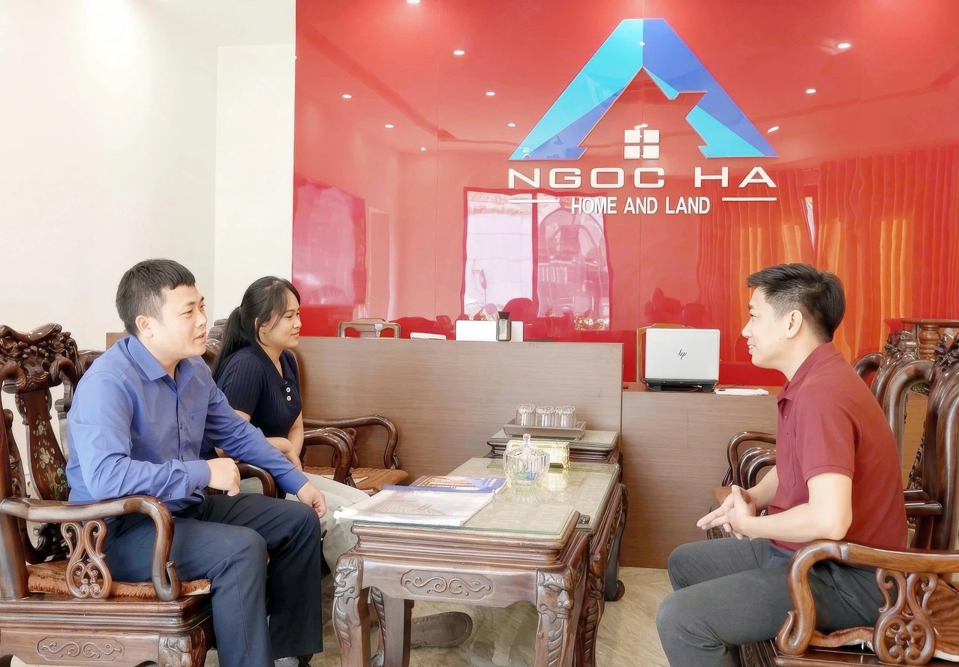 Người dân đến tìm hiểu thông tin và đăng ký mua nhà ở xã hội sau khi Sở Xây dựng Quảng Trị công khai giá bán và tiếp nhận hồ sơ.