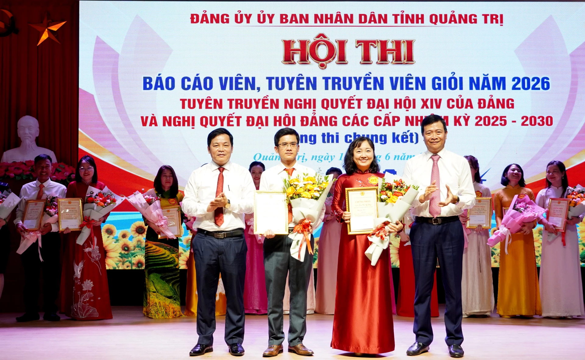 Đại diện Ban Tổ chức trao giải nhì cho các báo cáo viên - Ảnh: H.Tr.