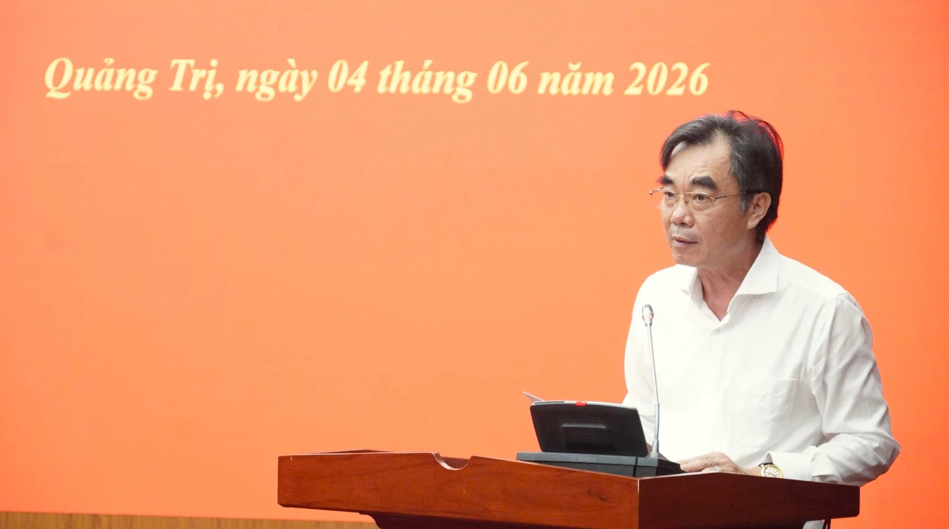 Đồng chí Nguyễn Lương Bình, Trưởng ban Tổ chức Tỉnh ủy công bố Quyết định về công tác cán bộ - Ảnh: Q.V
