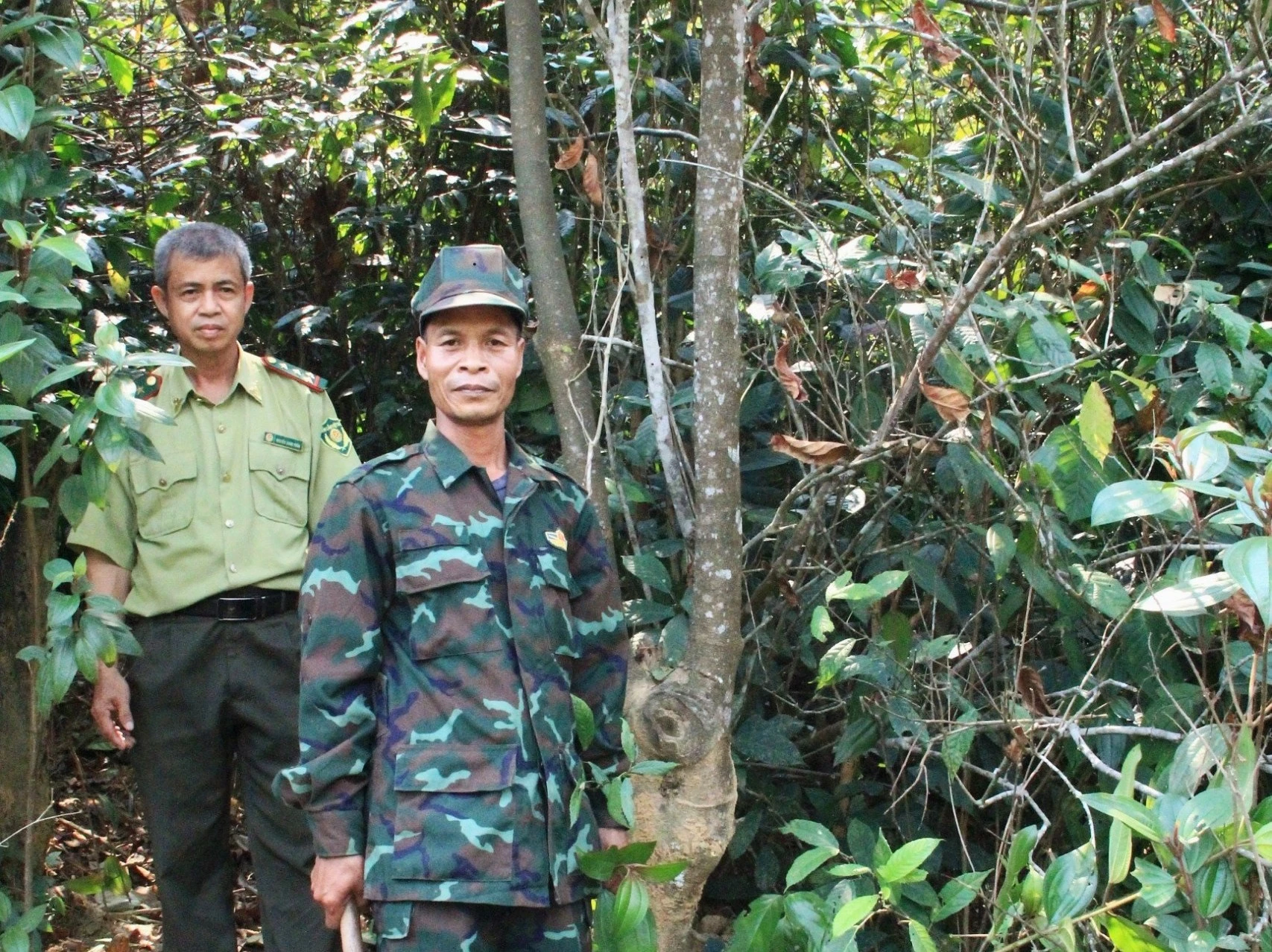Anh Hồ Văn Ác cùng Trạm trưởng Trạm Kiểm lâm A Bung Nguyễn Xuân Tuấn trong một chuyến tuần tra bảo vệ rừng - Ảnh: S.H